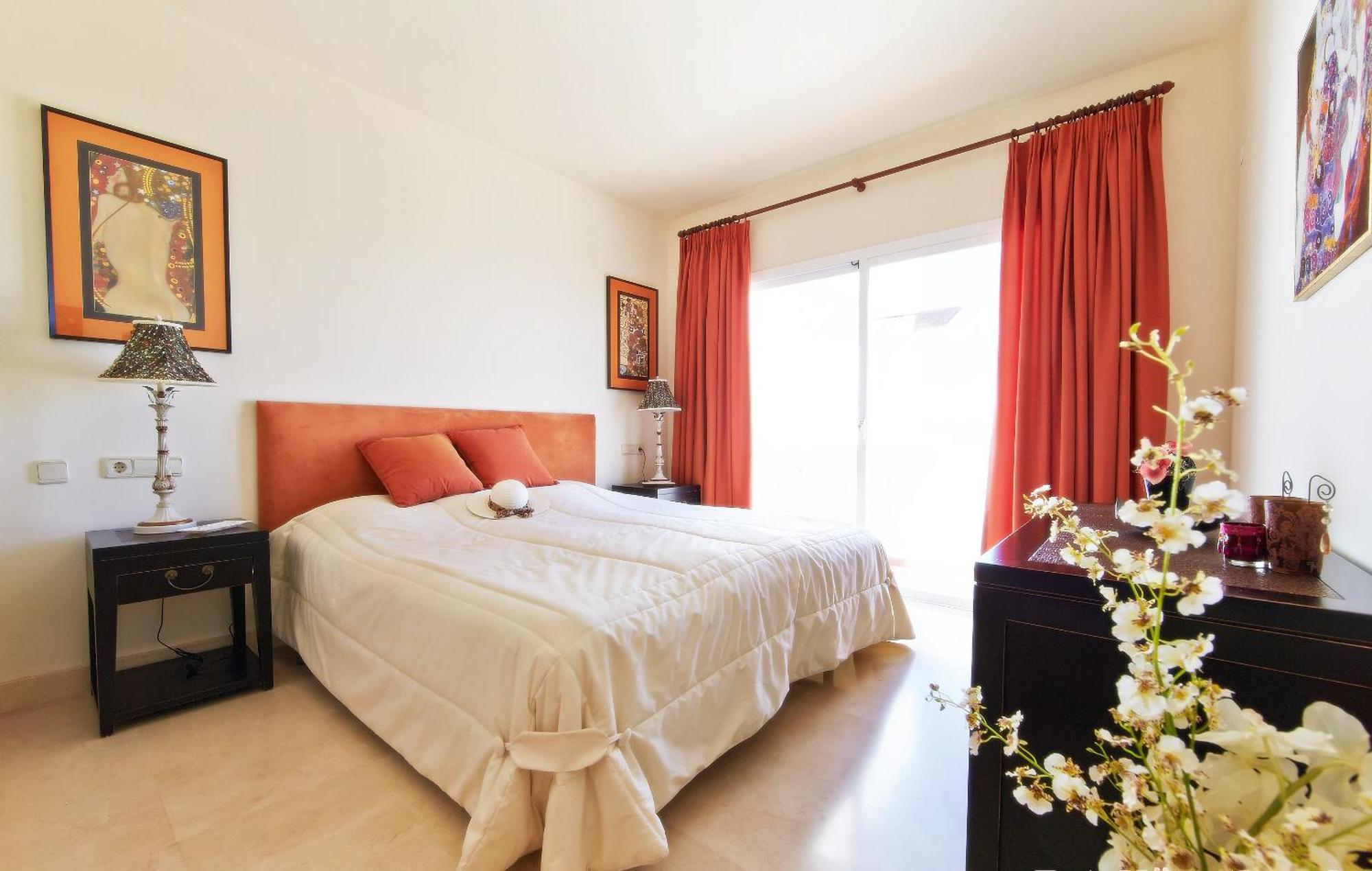 Penthouse In Benahavis With Terrace And Jacuzzi Estepona