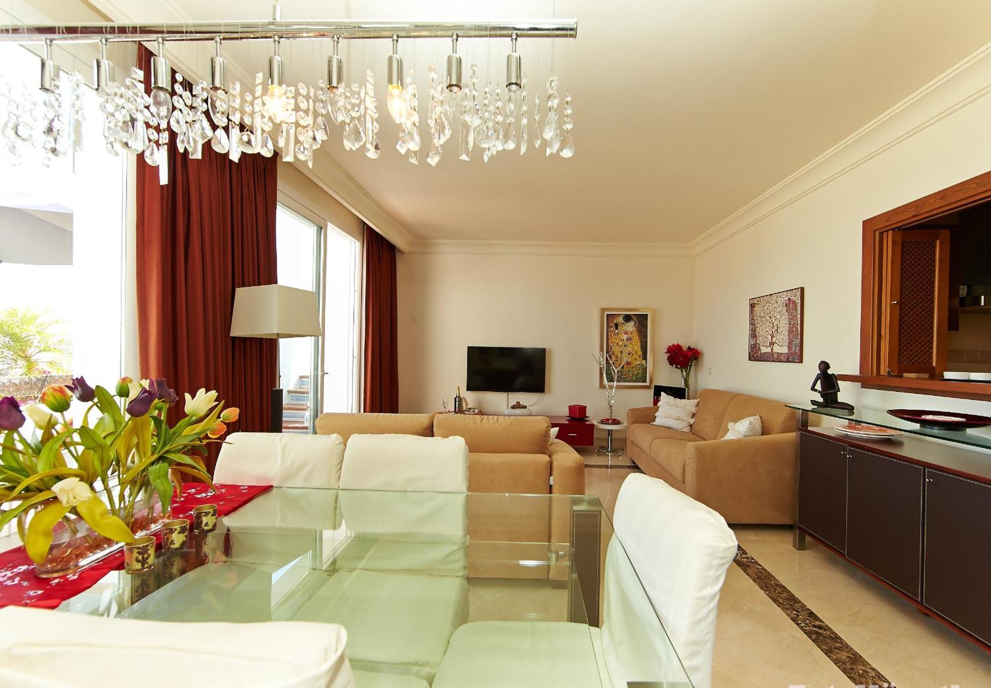 Penthouse In Benahavis With Terrace And Jacuzzi