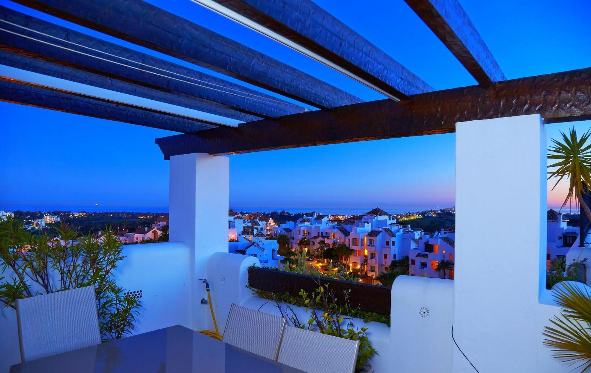 Penthouse In Benahavis With Terrace And Jacuzzi