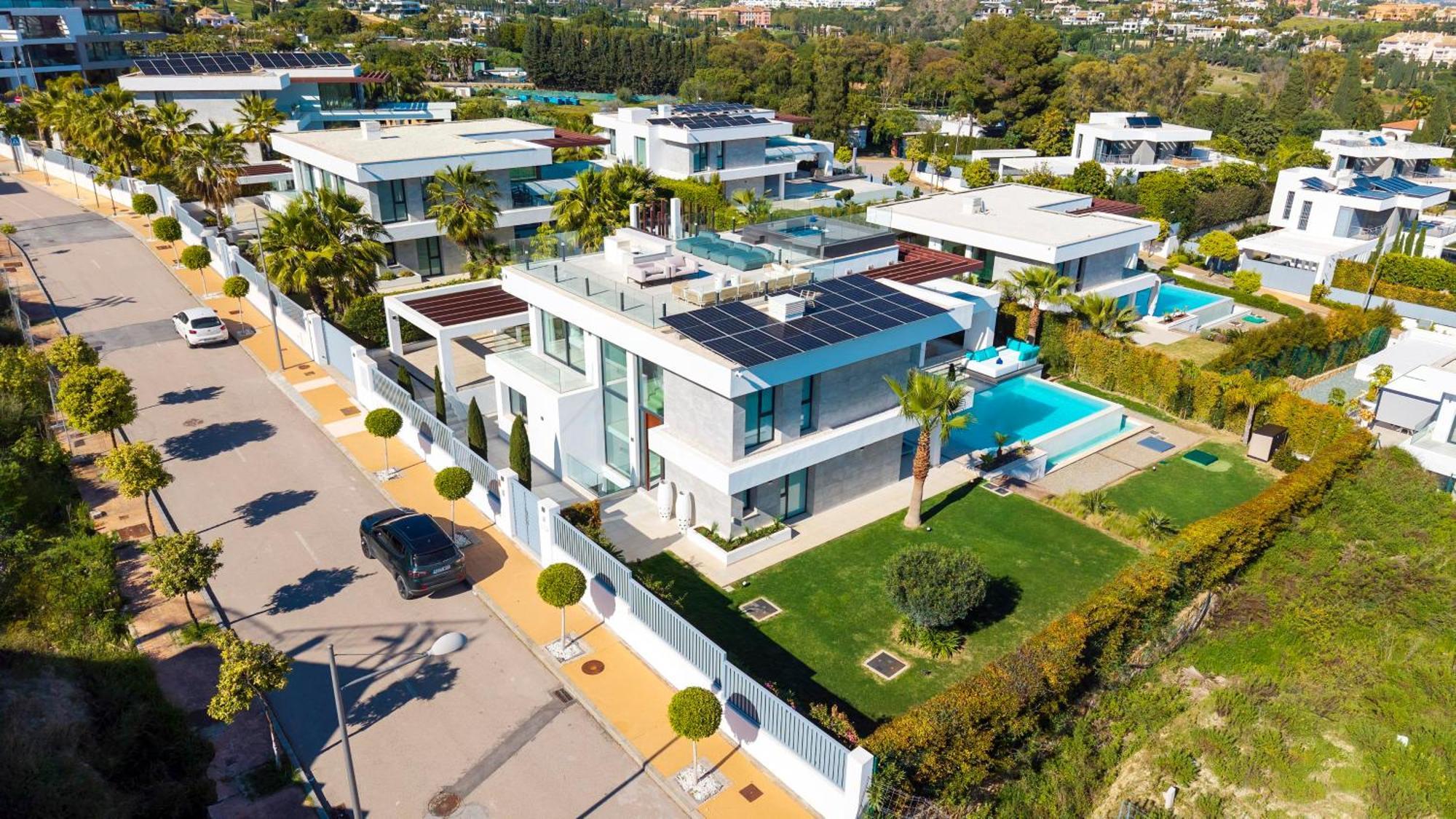 Vacation Marbella I Martinica, Turquoise Heated Pool, Rooftop Hot Tub With Sea View, Cine Room, 5 Min To The Estepona