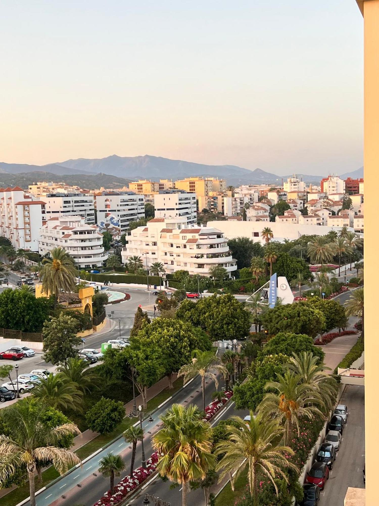 Estepona Marina, Modern Apartment, Sea Views, Balcony, Sleeps 6, Family Friendly Estepona