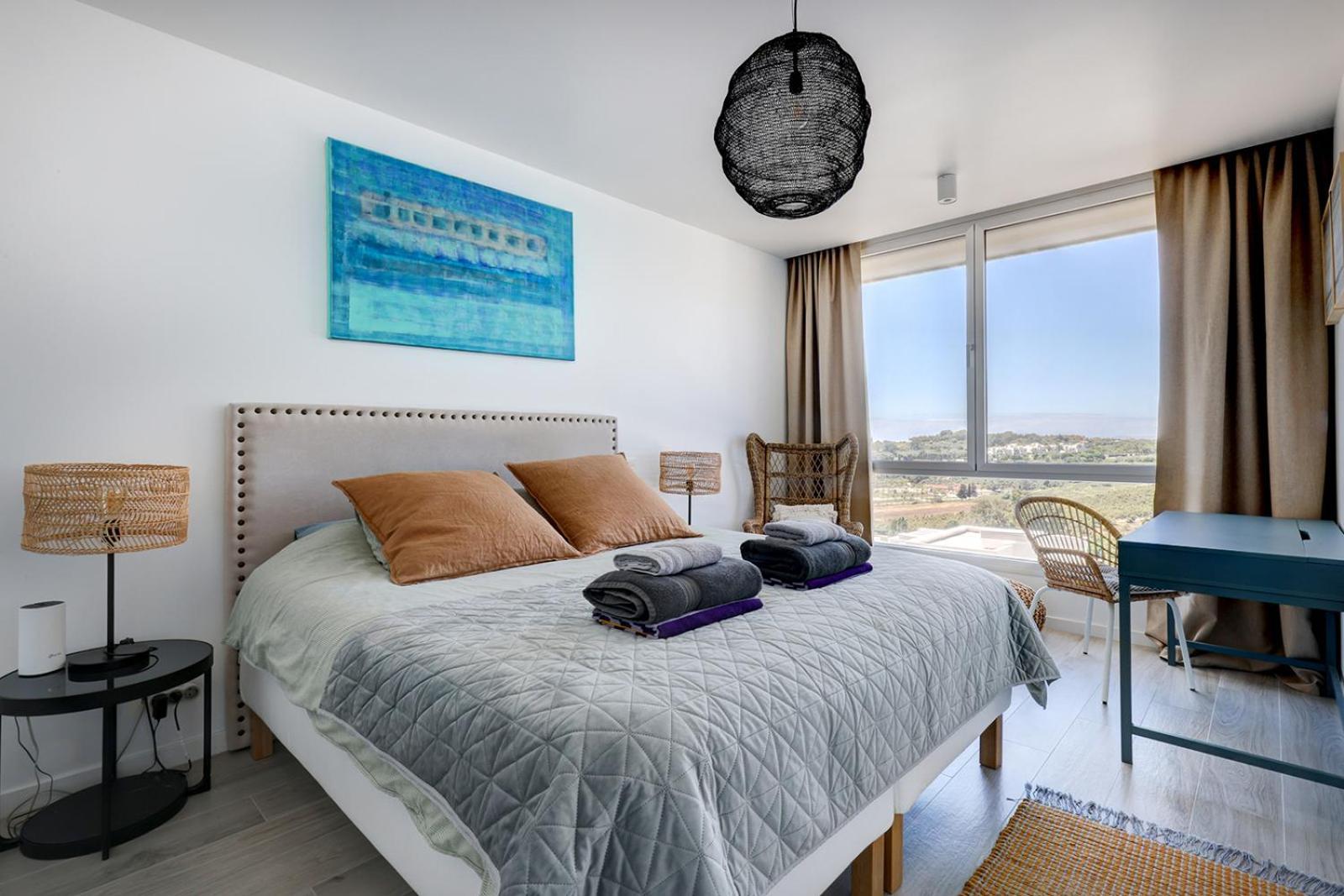 Stunning Three Bedroom Townhouse With Great Views! Apartment *
