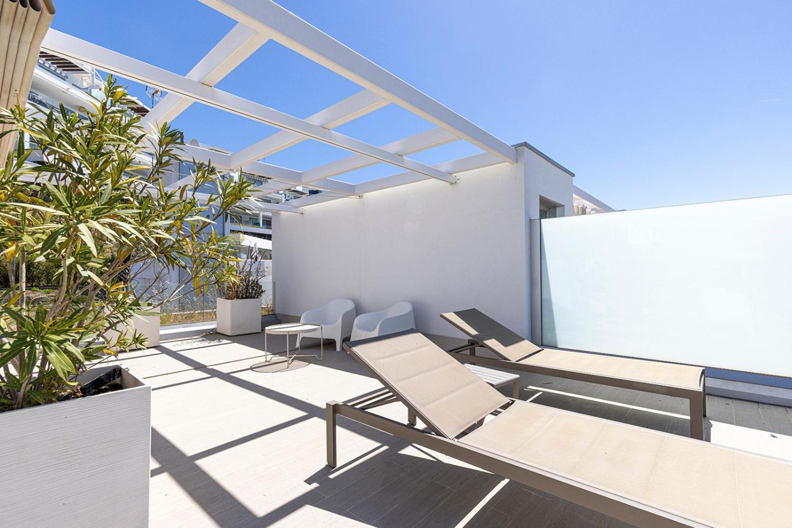 Apartment Stunning Three Bedroom Townhouse With Great Views!