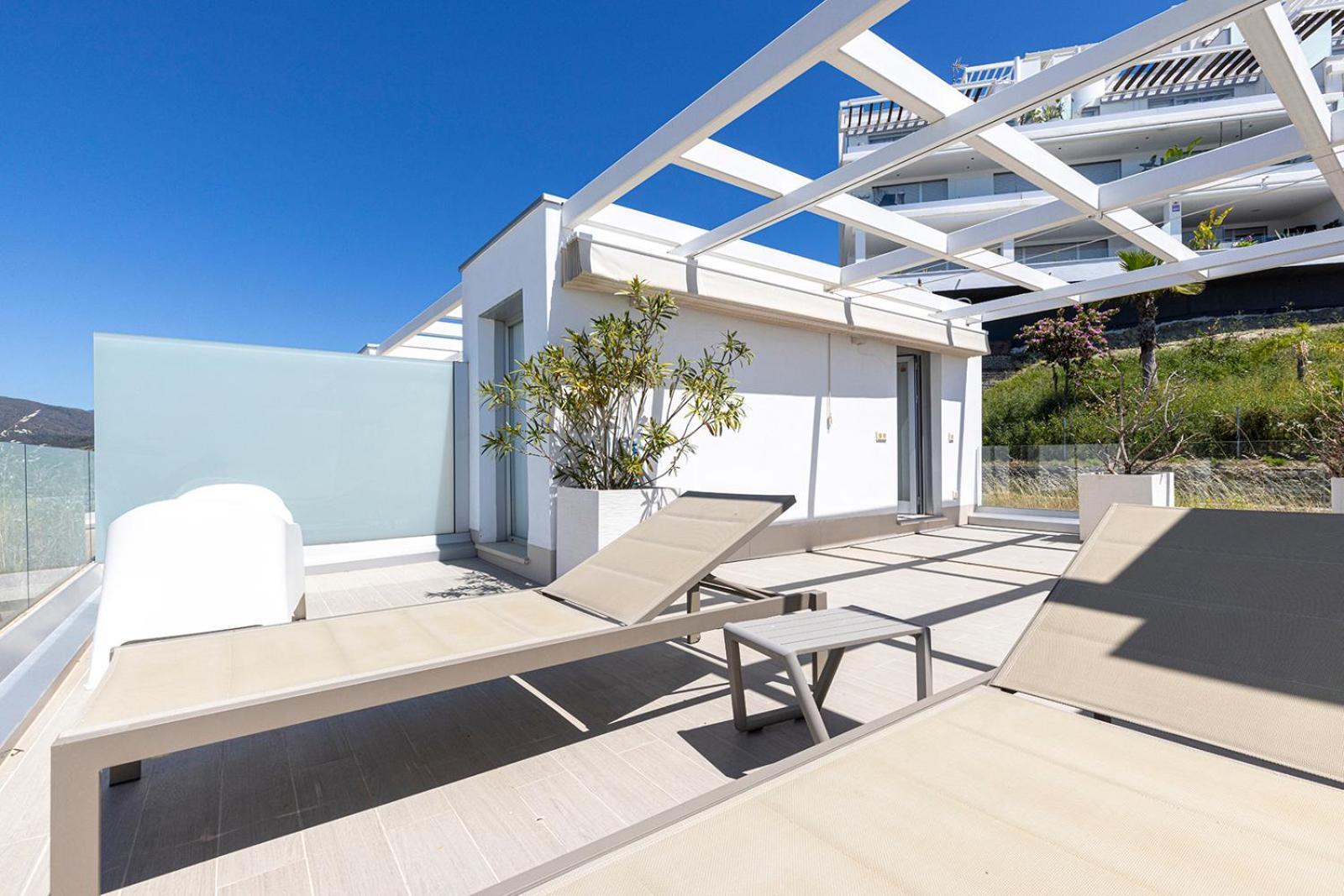 Apartment Stunning Three Bedroom Townhouse With Great Views! *