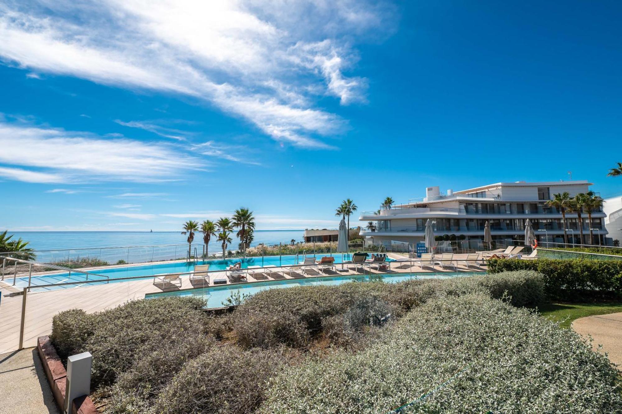 Apartment Edge Beachfront 2br - 3 Pools, 1 Heated, Spa, Gym, Cowork *
