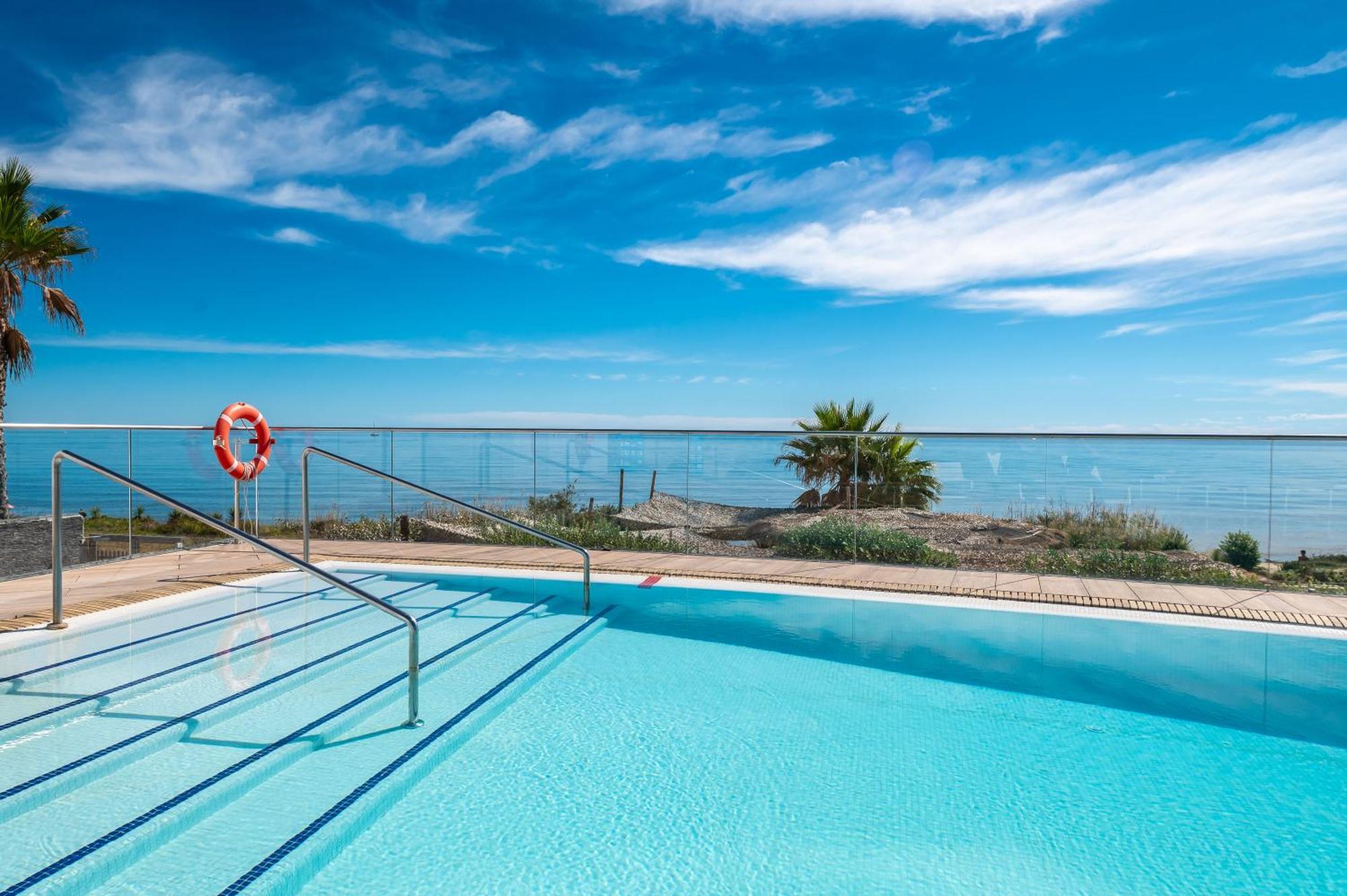 Edge Beachfront 2br - 3 Pools, 1 Heated, Spa, Gym, Cowork Apartment *