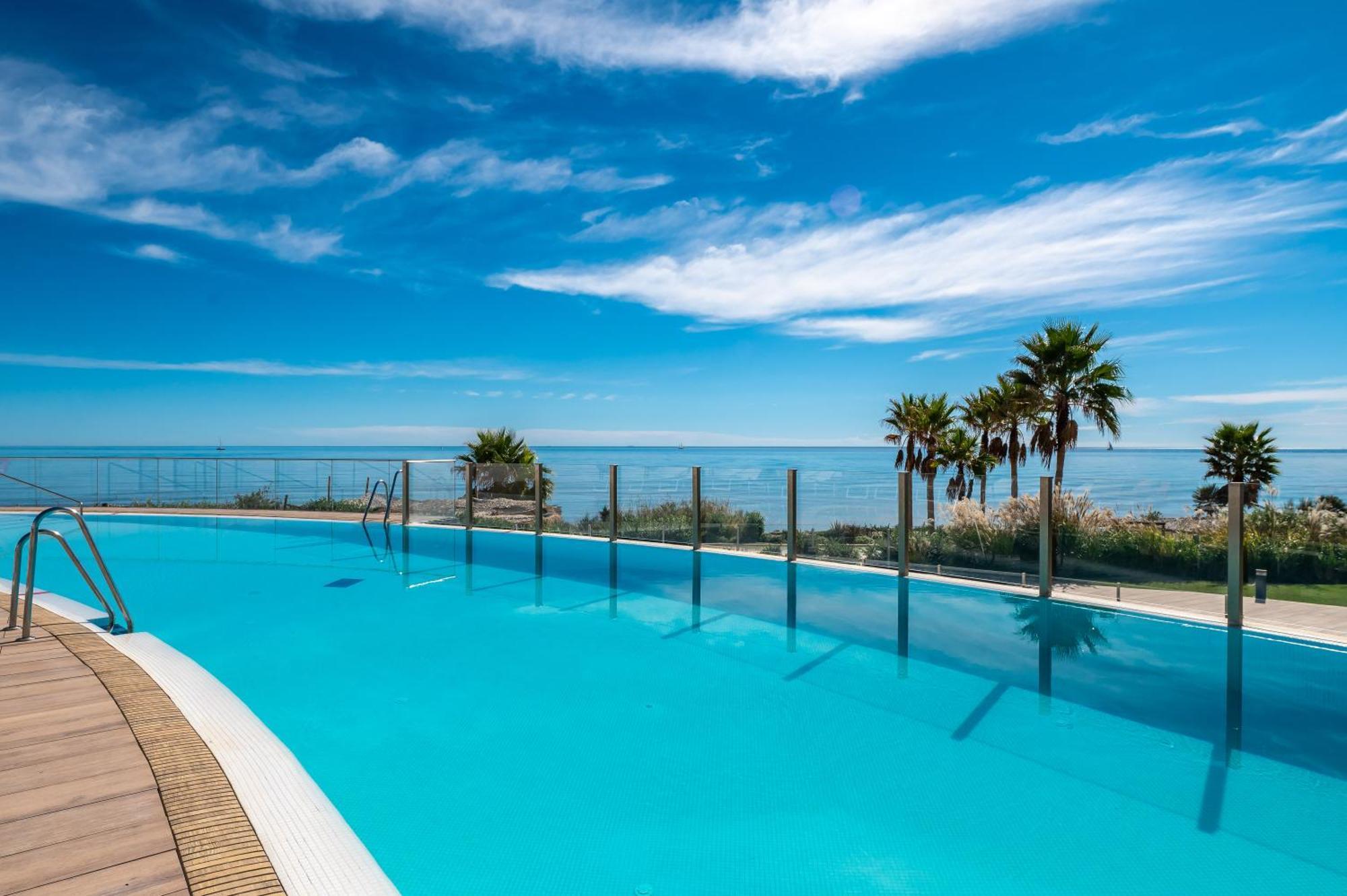 Apartment Edge Beachfront 2br - 3 Pools, 1 Heated, Spa, Gym, Cowork Estepona
