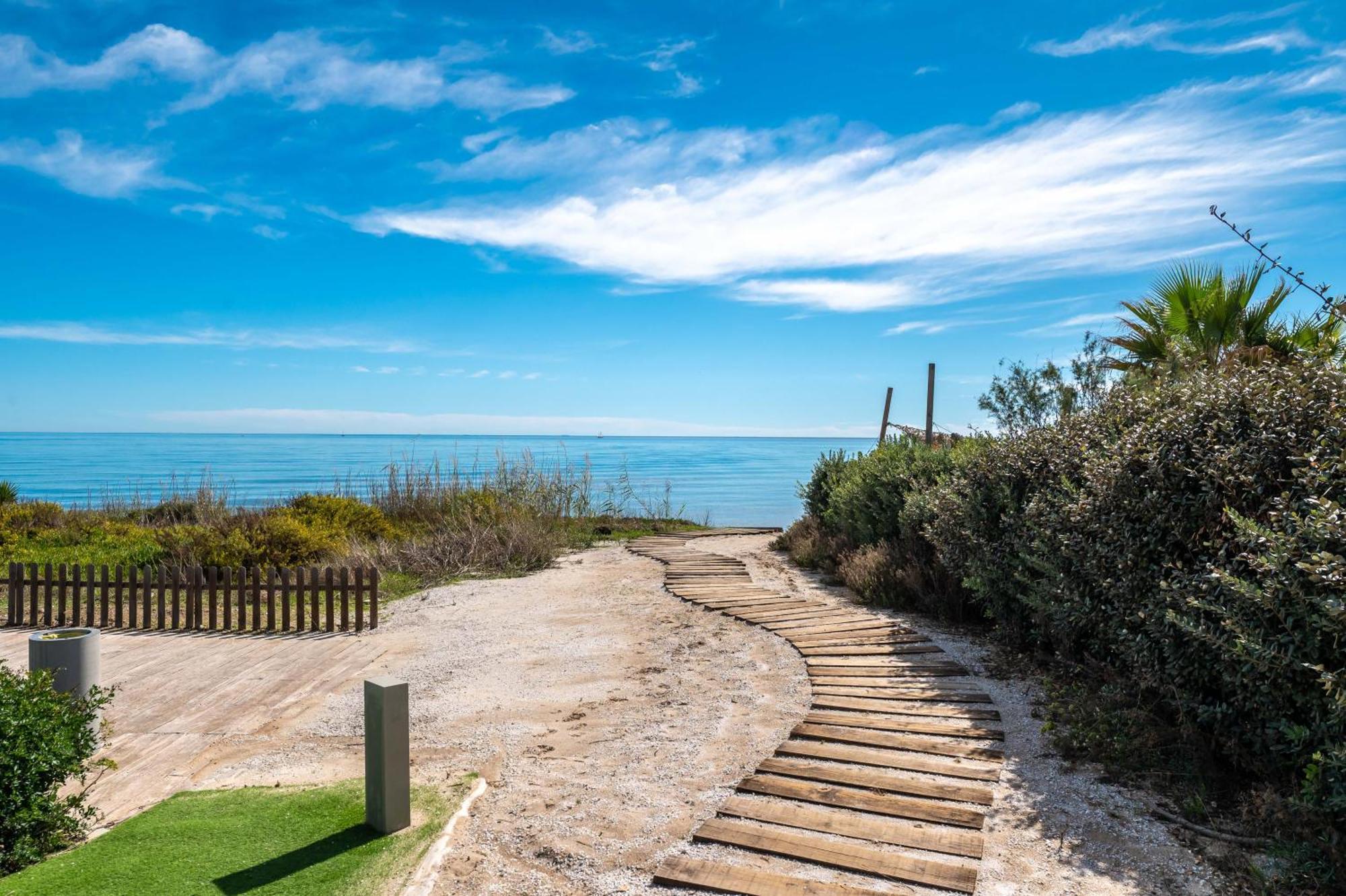 Edge Beachfront 2br - 3 Pools, 1 Heated, Spa, Gym, Cowork Estepona