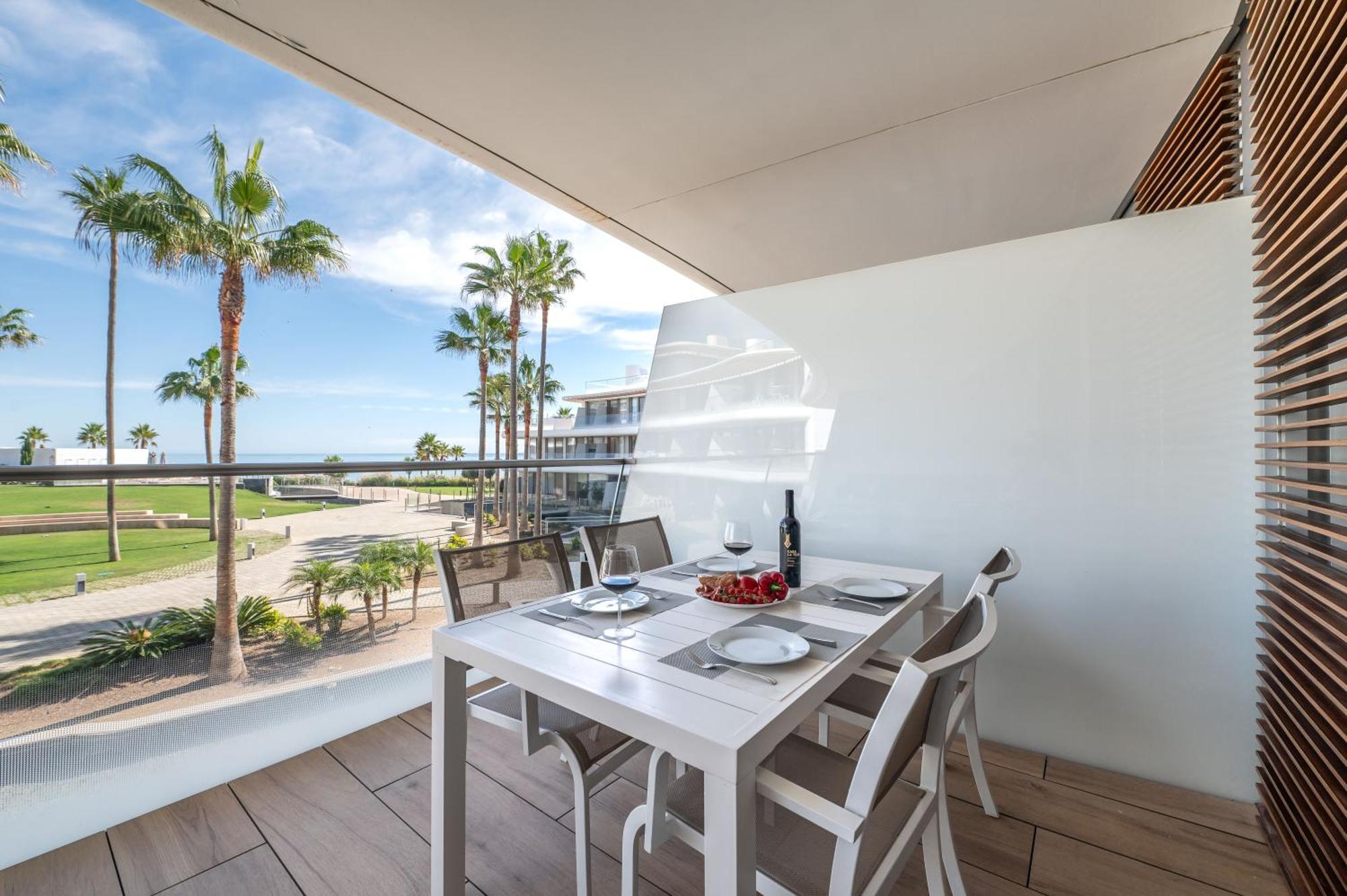 Edge Beachfront 2br - 3 Pools, 1 Heated, Spa, Gym, Cowork