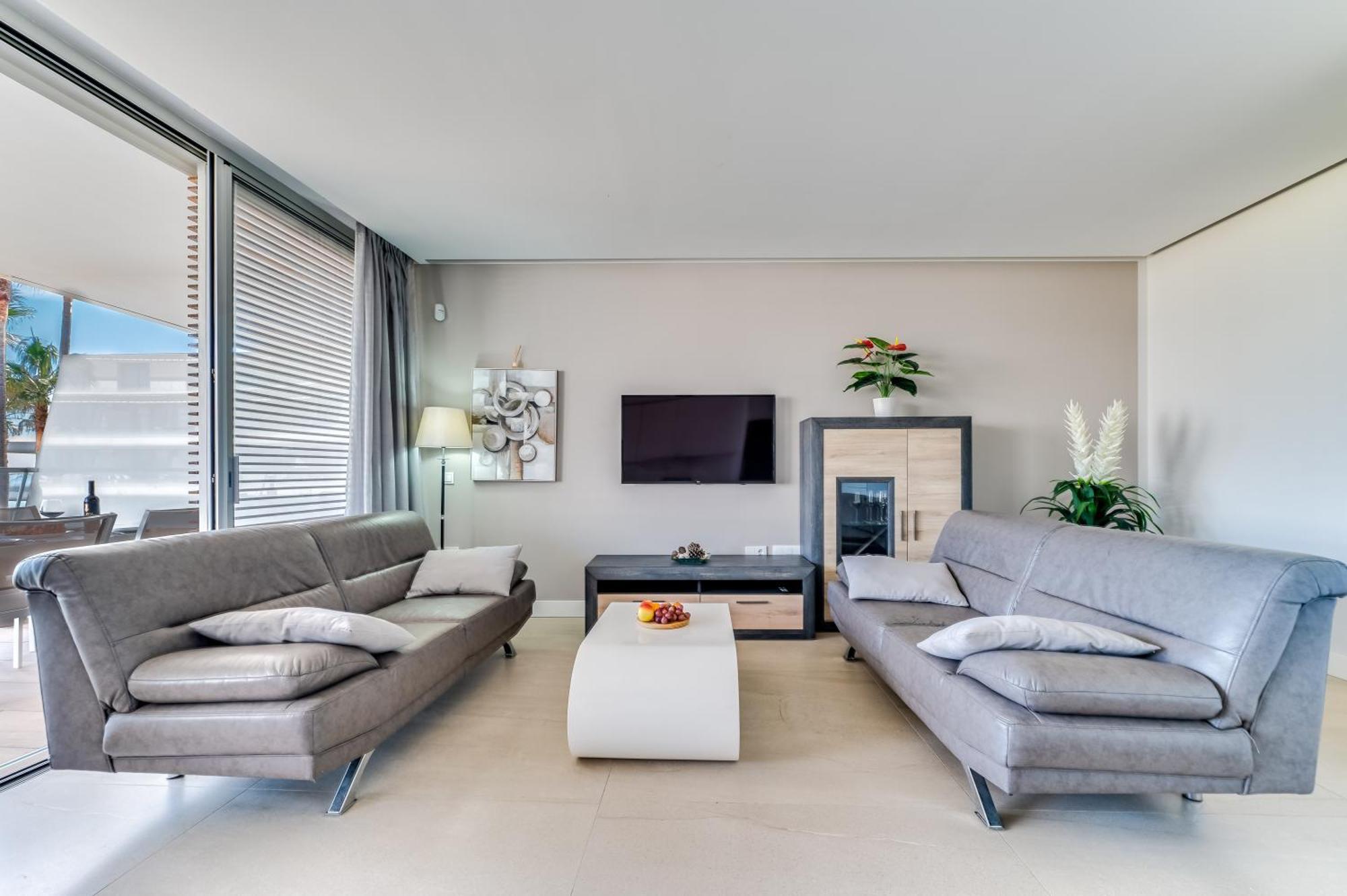 Apartment Edge Beachfront 2br - 3 Pools, 1 Heated, Spa, Gym, Cowork Estepona