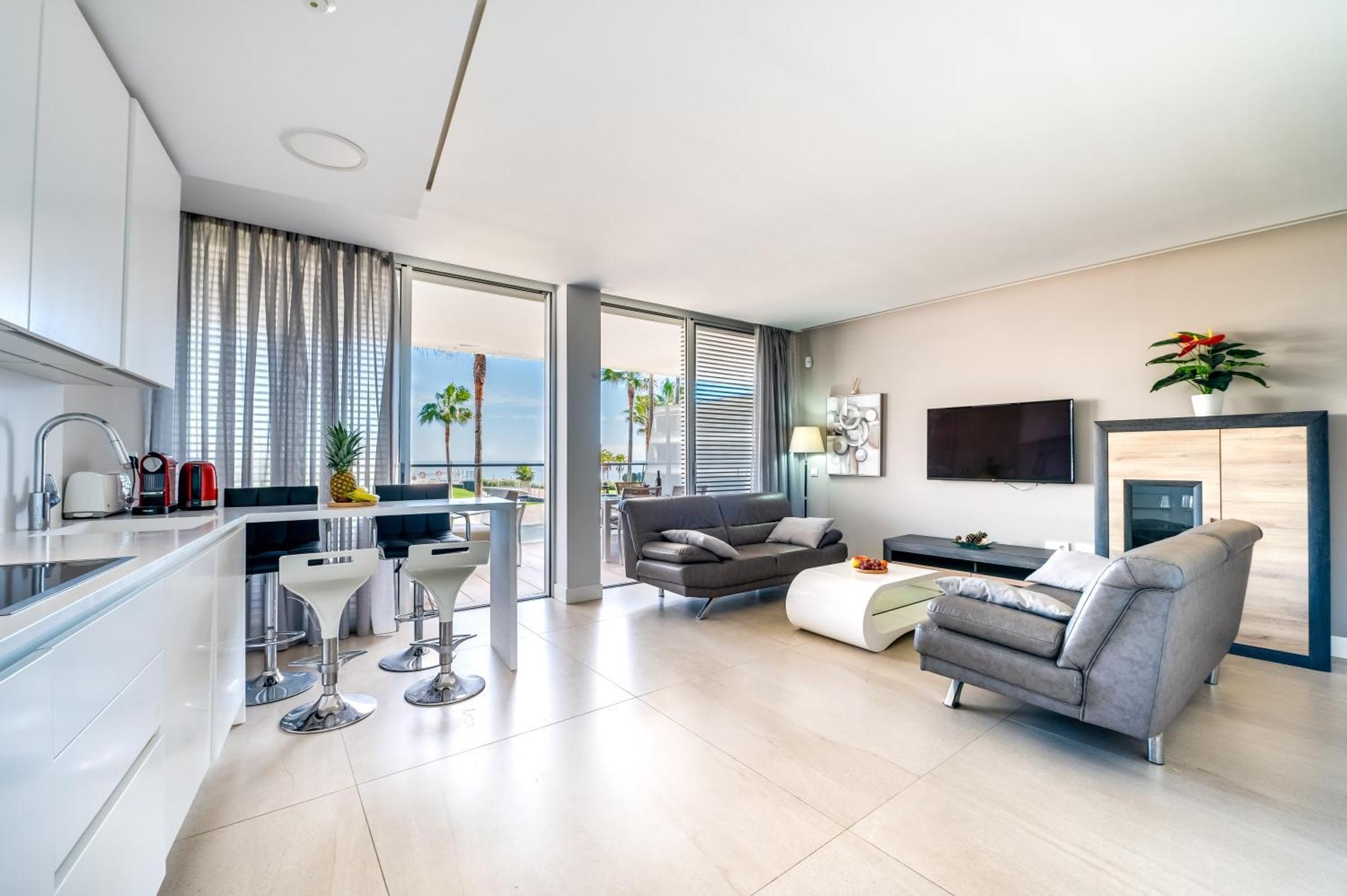 Edge Beachfront 2br - 3 Pools, 1 Heated, Spa, Gym, Cowork *