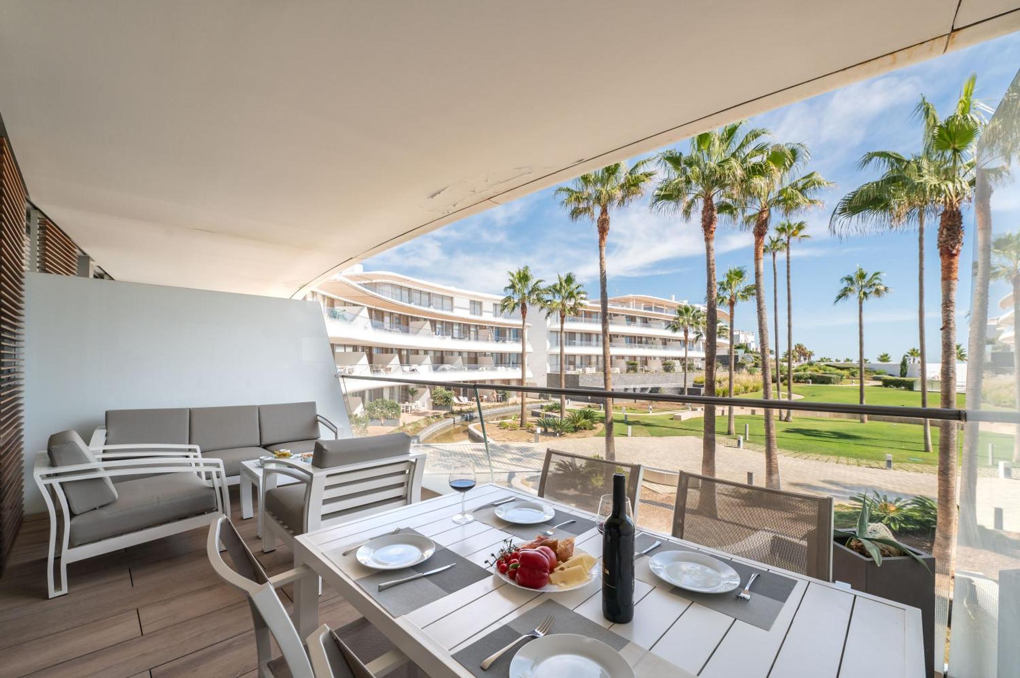 Edge Beachfront 2br - 3 Pools, 1 Heated, Spa, Gym, Cowork