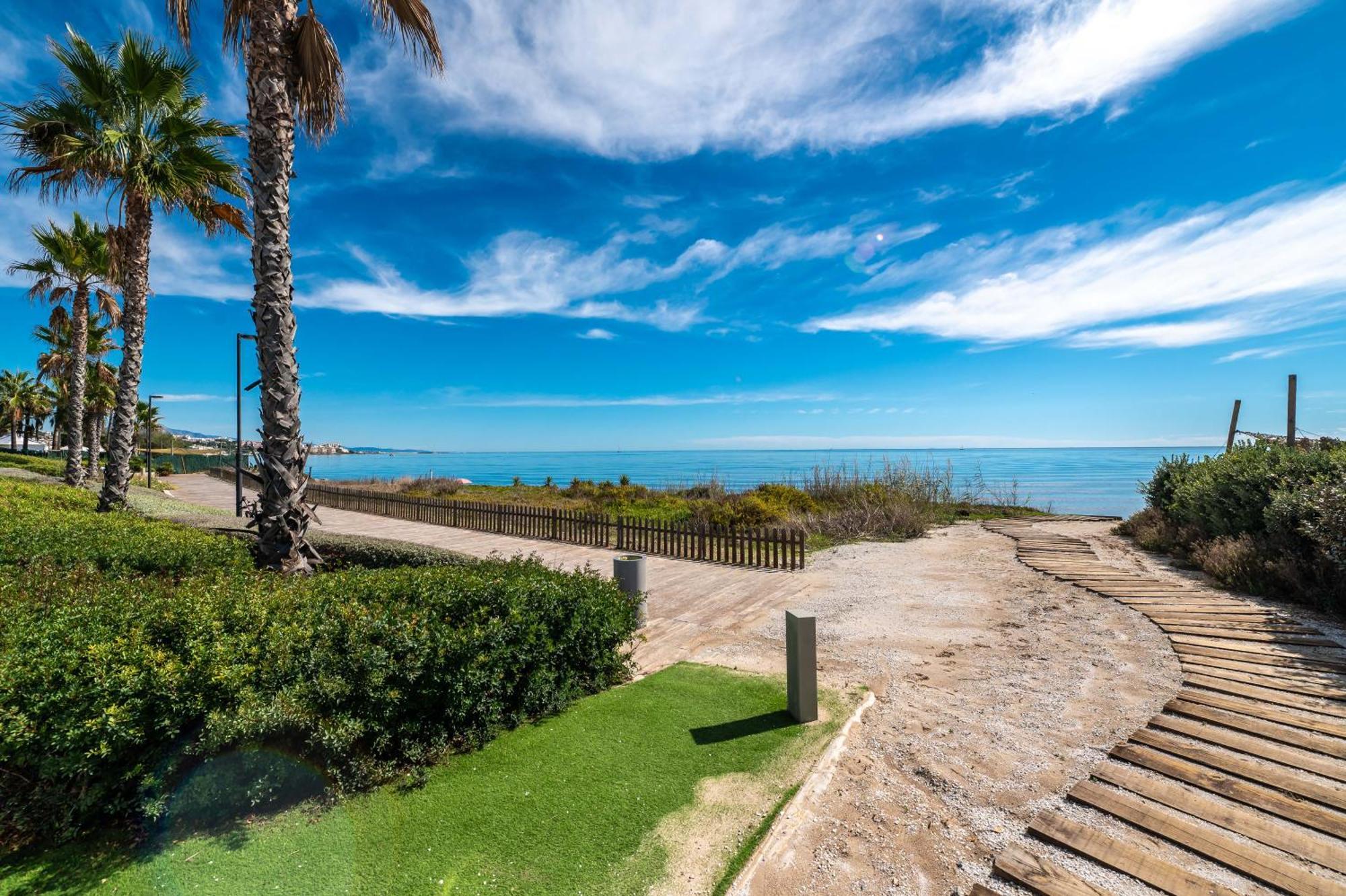 Edge Beachfront 2br - 3 Pools, 1 Heated, Spa, Gym, Cowork Estepona