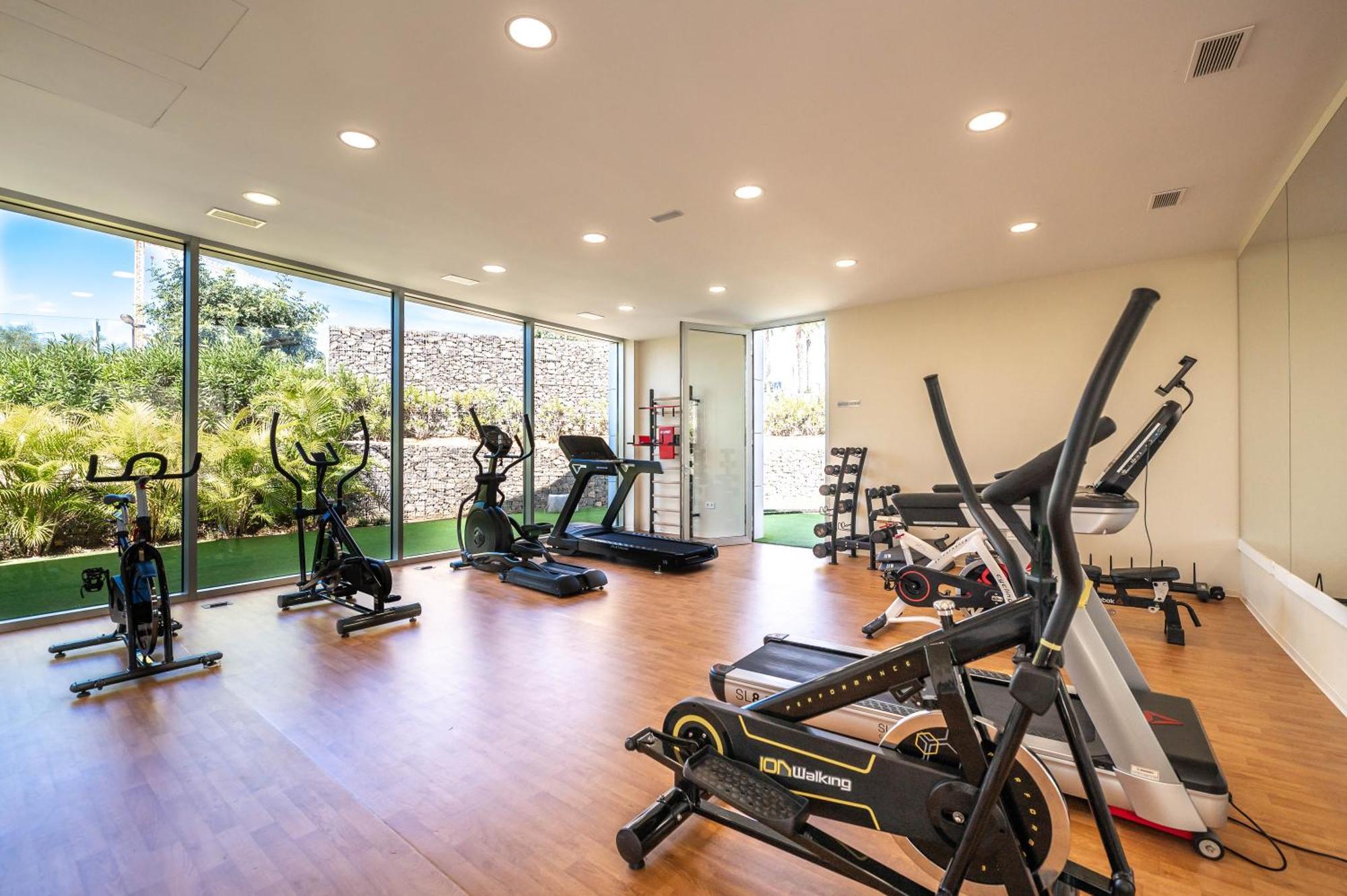 Apartment Edge Beachfront 2br - 3 Pools, 1 Heated, Spa, Gym, Cowork