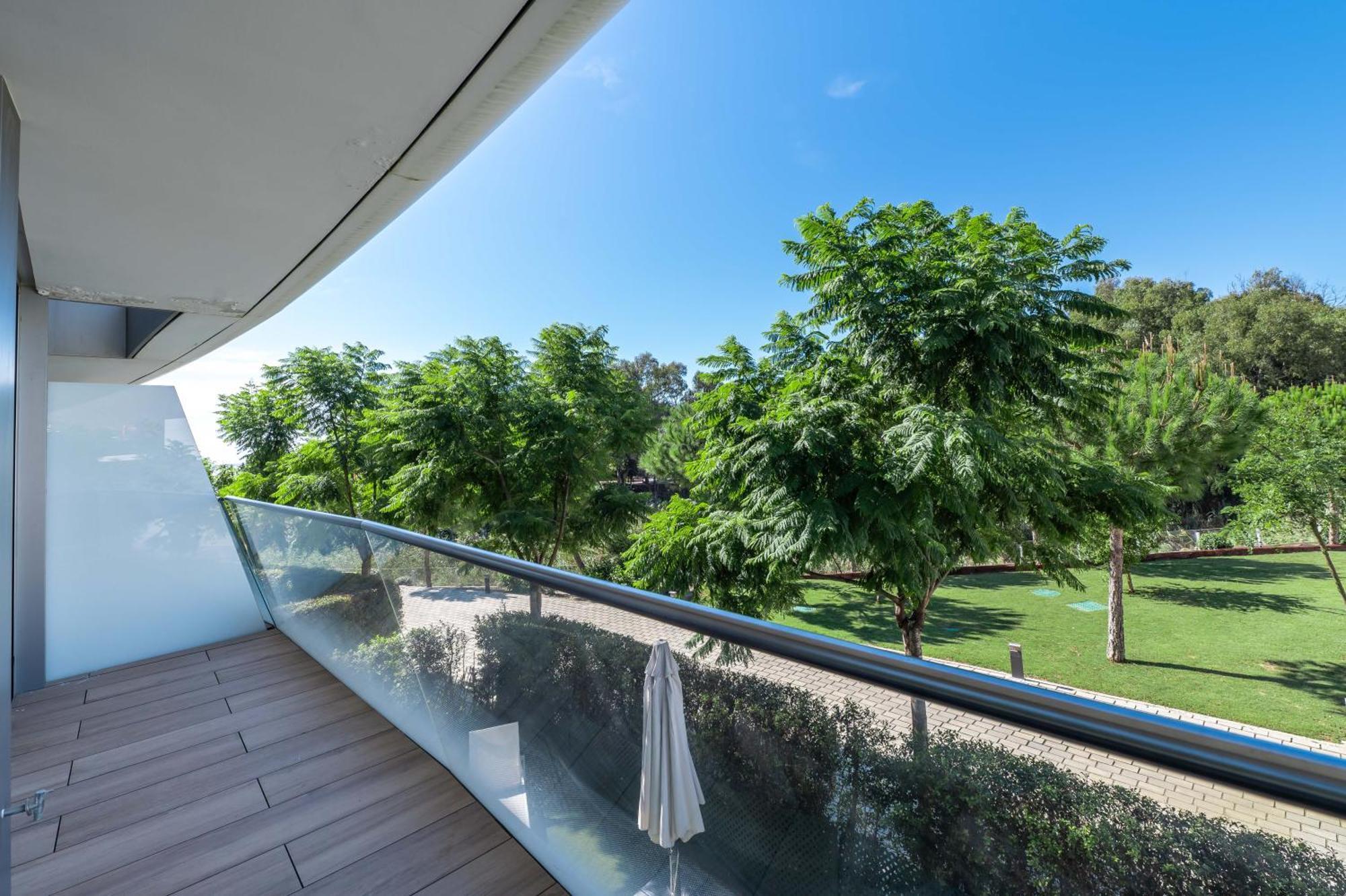 Edge Beachfront 2br - 3 Pools, 1 Heated, Spa, Gym, Cowork Apartment *