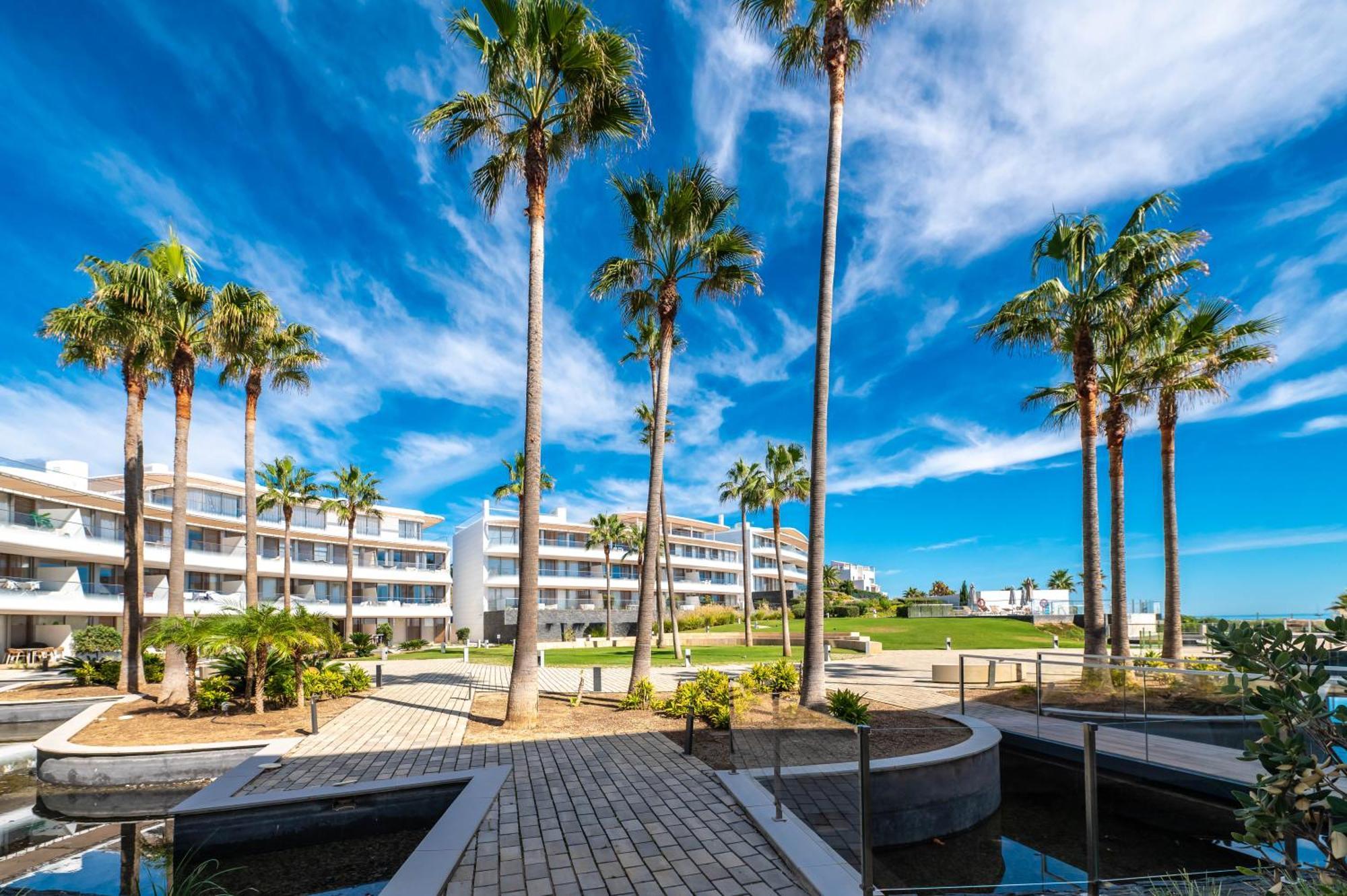 Edge Beachfront 2br - 3 Pools, 1 Heated, Spa, Gym, Cowork