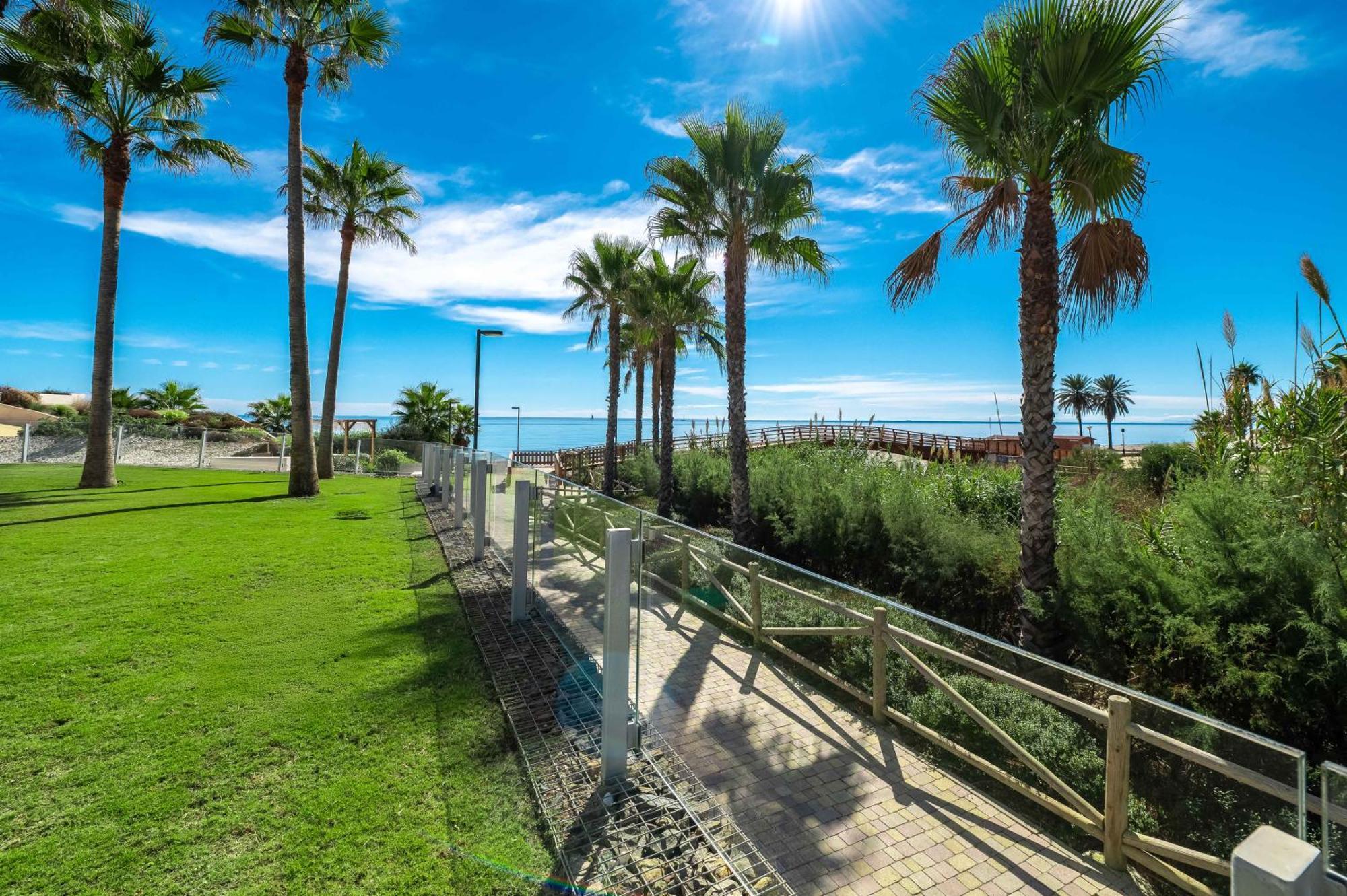 Edge Beachfront 2br - 3 Pools, 1 Heated, Spa, Gym, Cowork Apartment