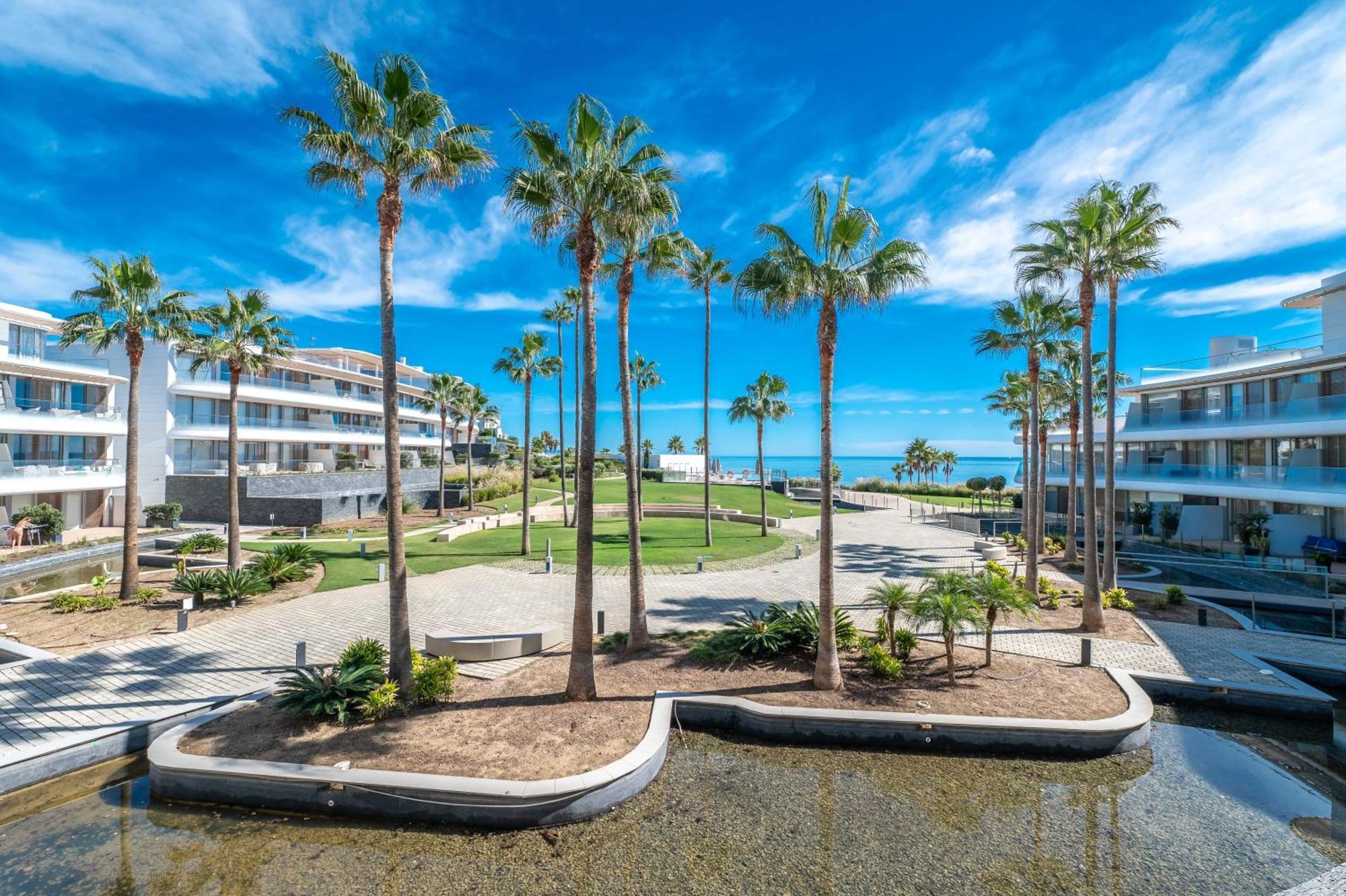 Apartment Edge Beachfront 2br - 3 Pools, 1 Heated, Spa, Gym, Cowork
