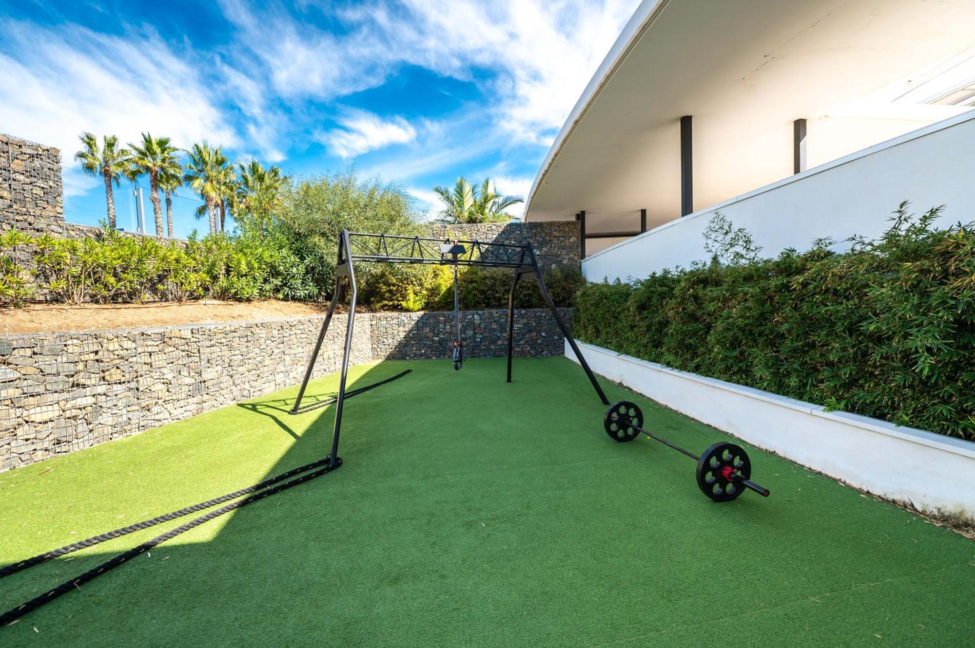 Edge Beachfront 2br - 3 Pools, 1 Heated, Spa, Gym, Cowork