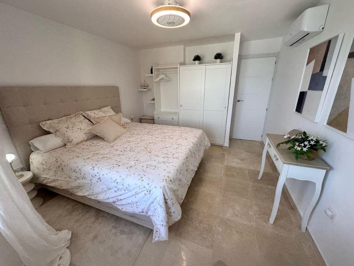 Modern Beachfront 2 Bdrm , Incredible Views *
