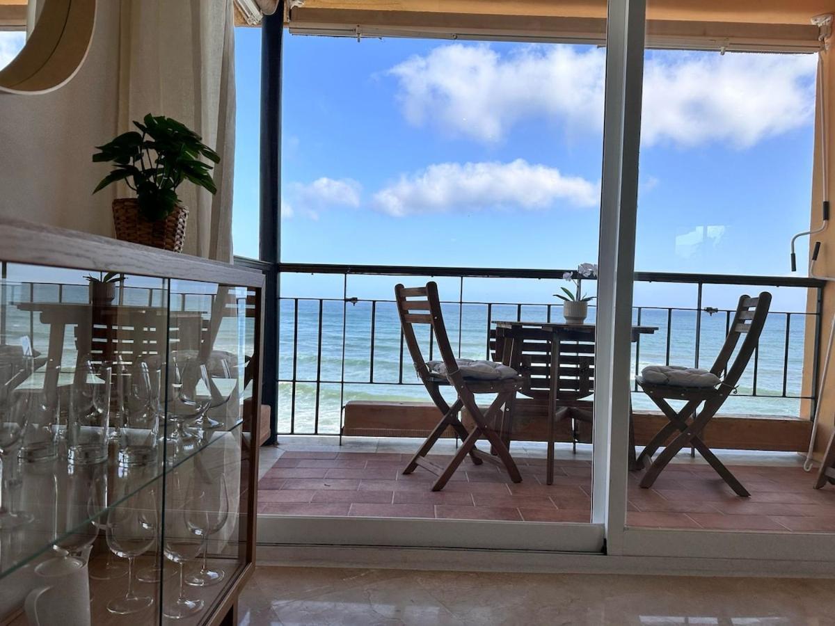 Modern Beachfront 2 Bdrm , Incredible Views Apartamento