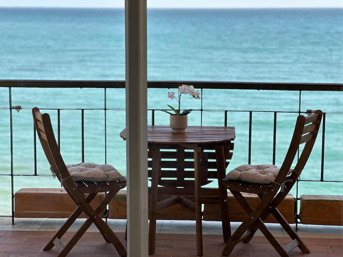 Modern Beachfront 2 Bdrm , Incredible Views *
