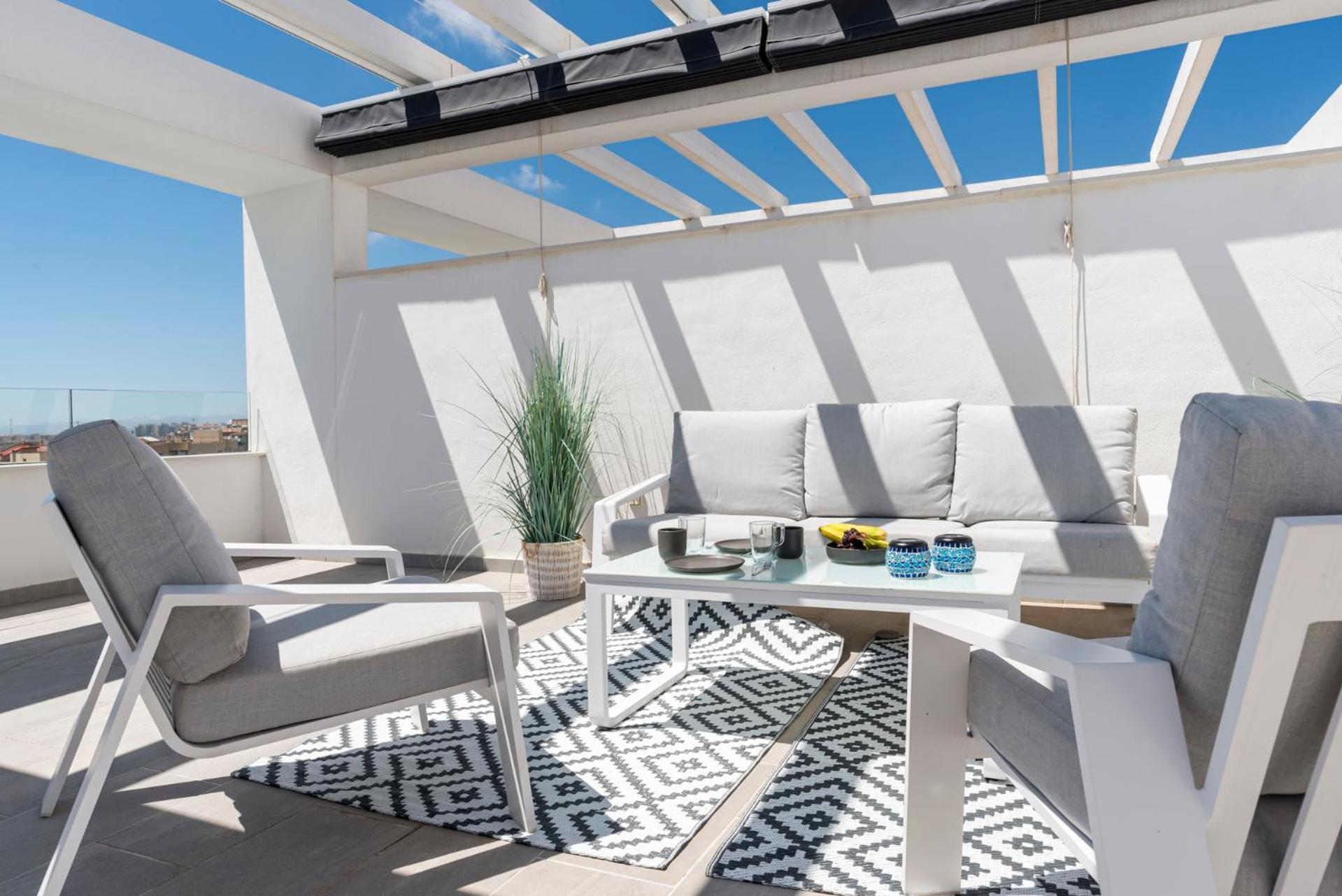 Luxury Penthouse With Beautiful Rooftop At Location *