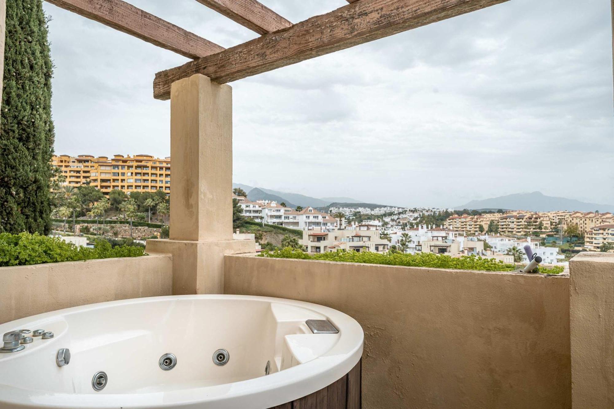 Sea & Sun Hills Views Pool Jacuzzi Apartamento *