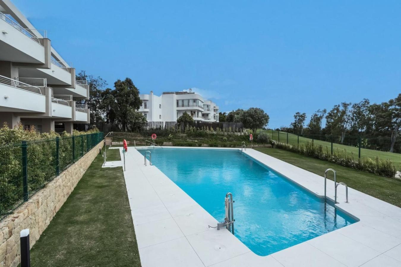 2br Sunny Golf Apt. Tuin Met Golfbaan Uitzicht Apartment Estepona