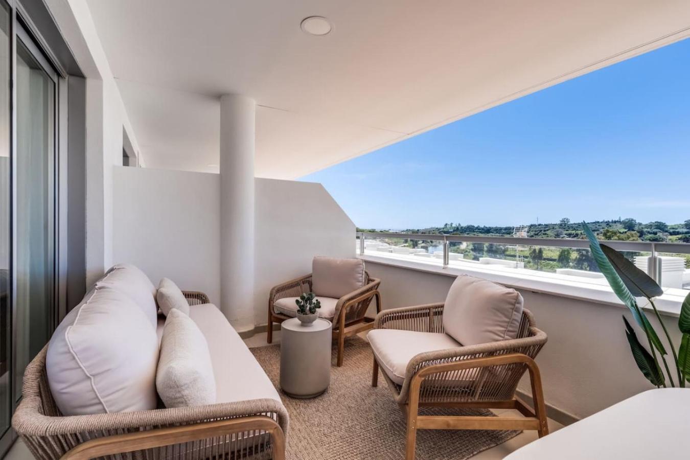 3br With Great Panoramic Views At Oceana Gardens Apartment *