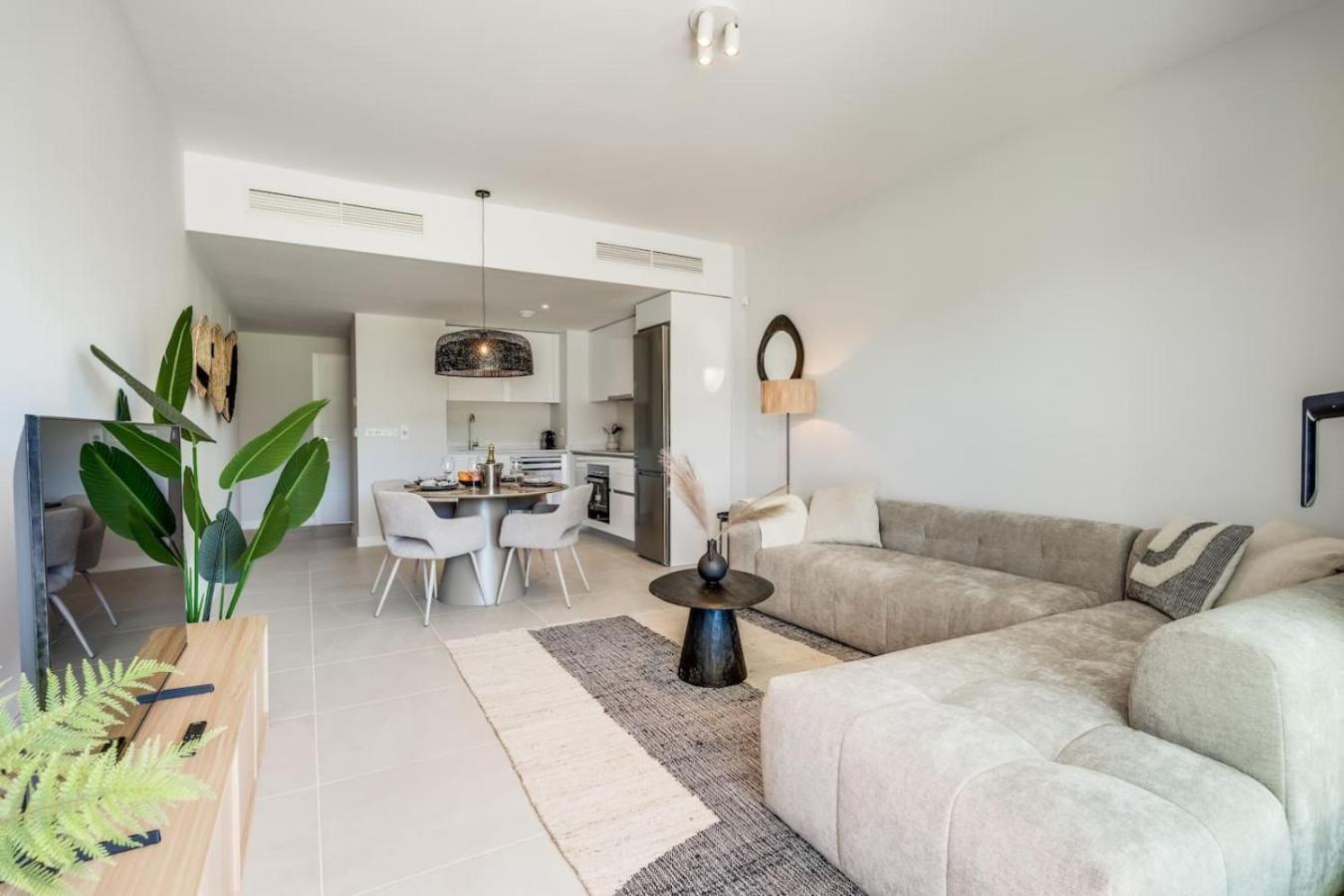 Aranya - Stylish 2br Apt. With Pool View Apartamento