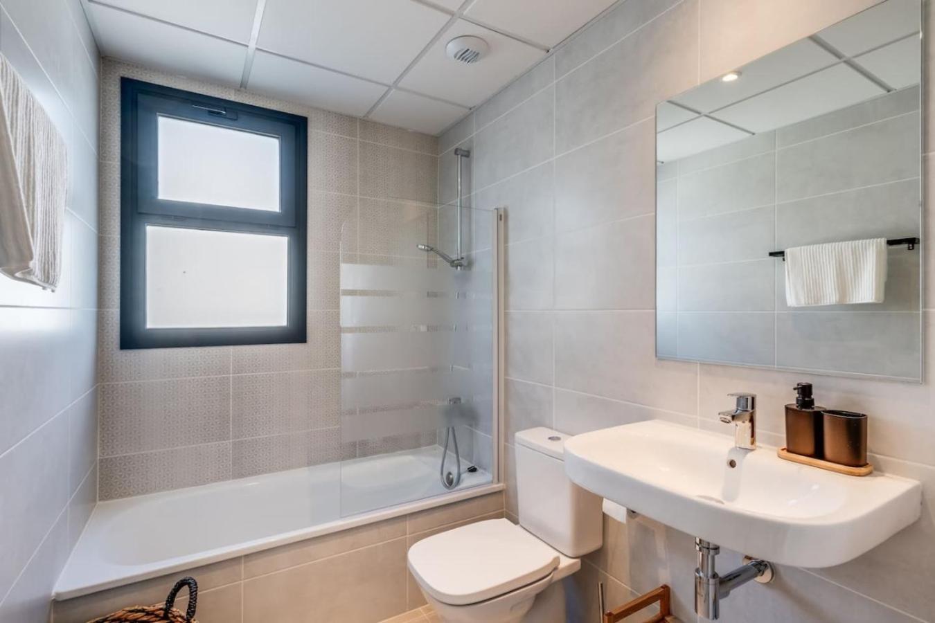Aranya - Stylish 2br Apt. With Pool View Apartamento