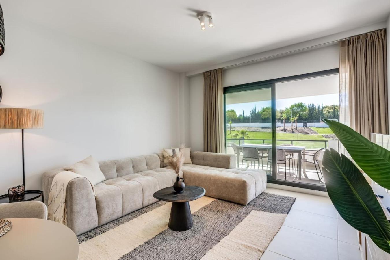 Aranya - Stylish 2br Apt. With Pool View Apartamento