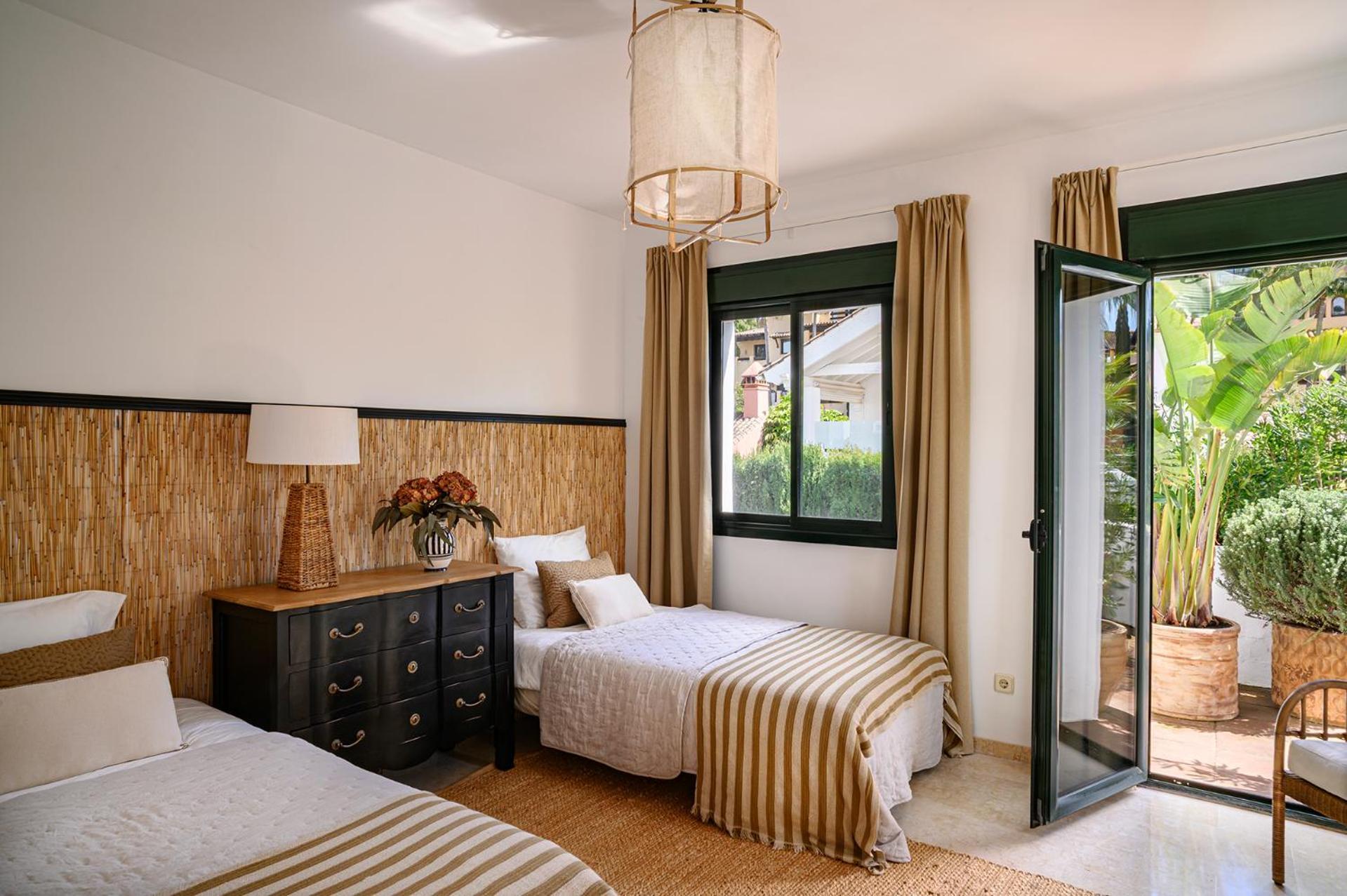 Jasmines The Perfect For Relaxation And Chilling Pousada Estepona