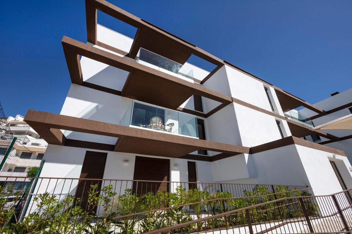 Modern 4-person With Pool & Indoor Parking Estepona