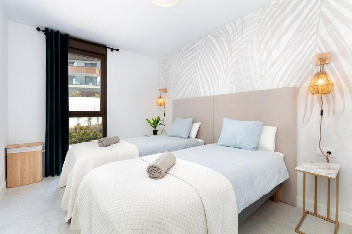 Modern 4-person With Pool & Indoor Parking Estepona
