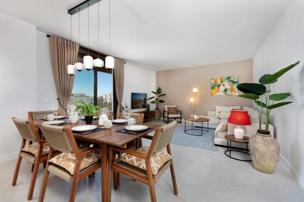 Modern 4-person With Pool & Indoor Parking *