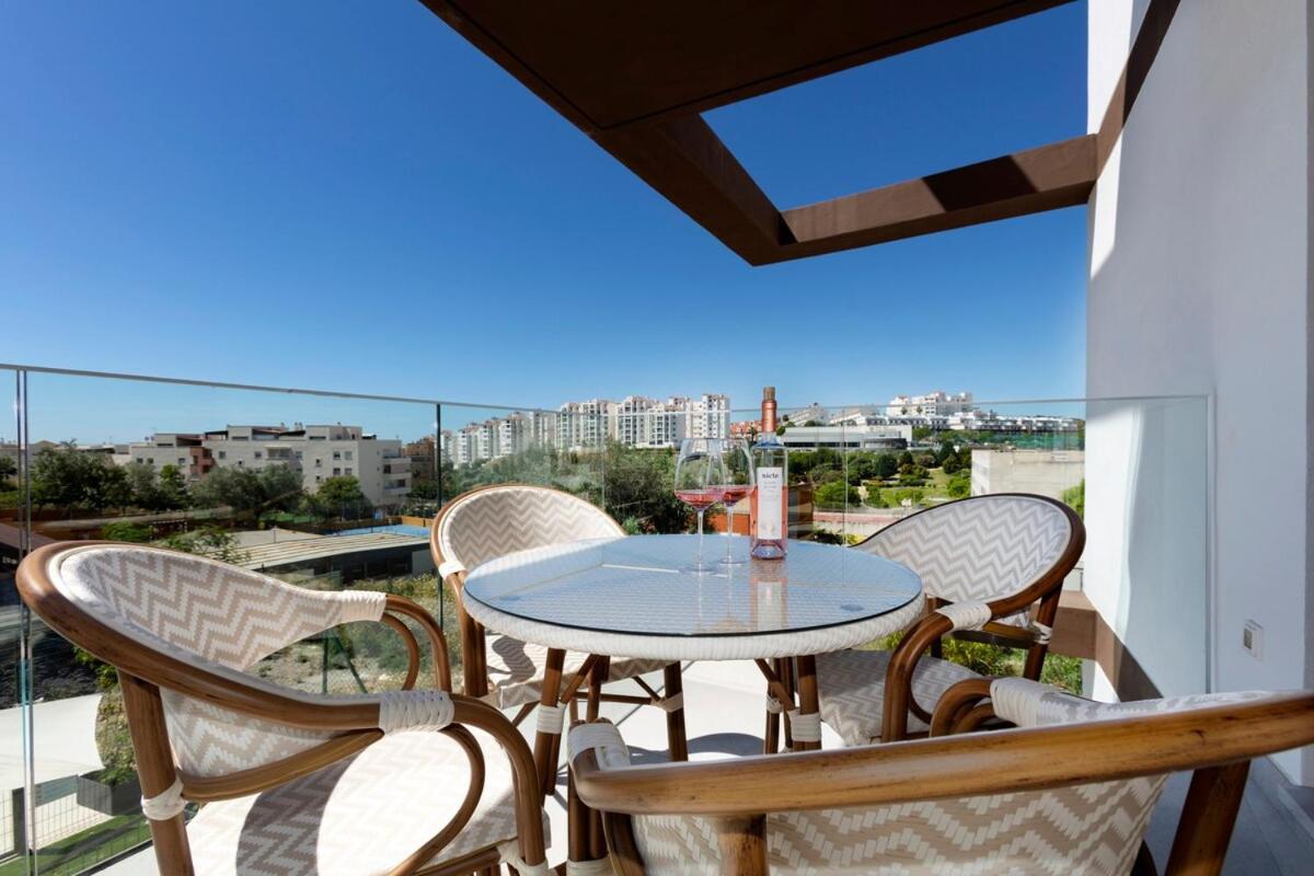 Modern 4-person With Pool & Indoor Parking