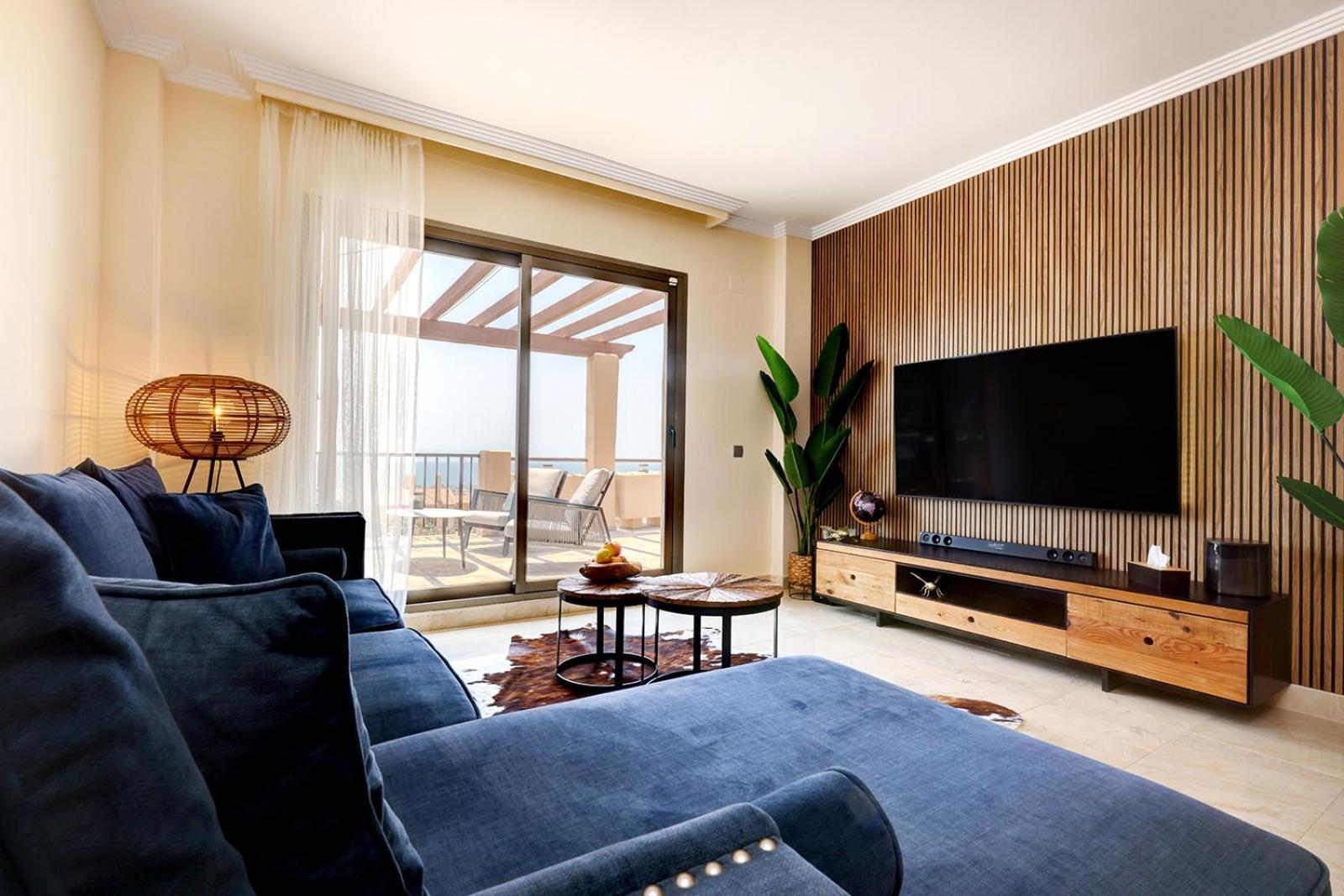 Panoramic Sea Views Penthouse Apartment *