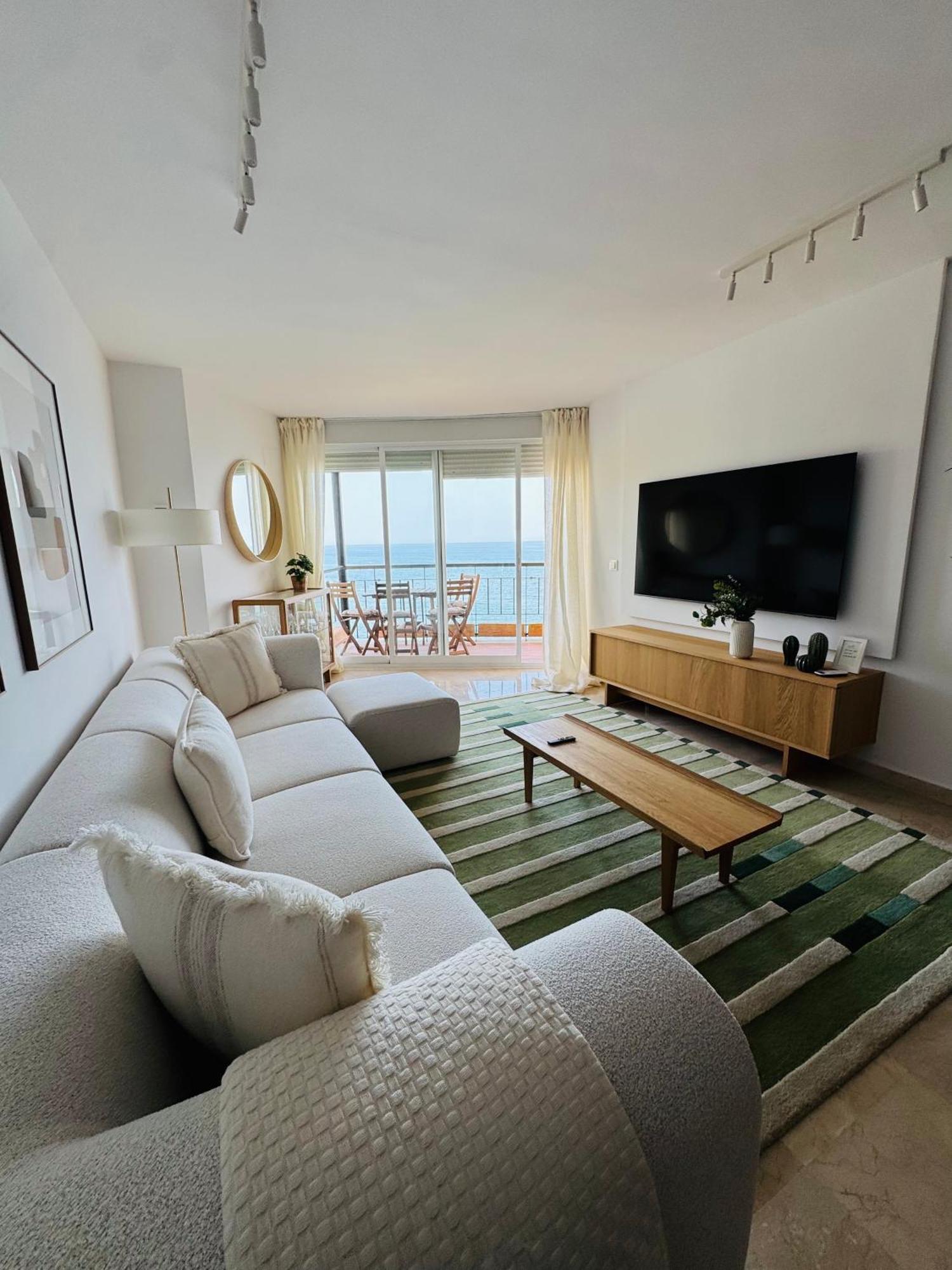 Modern Beachfront 2 Bdrm , Incredible Views *