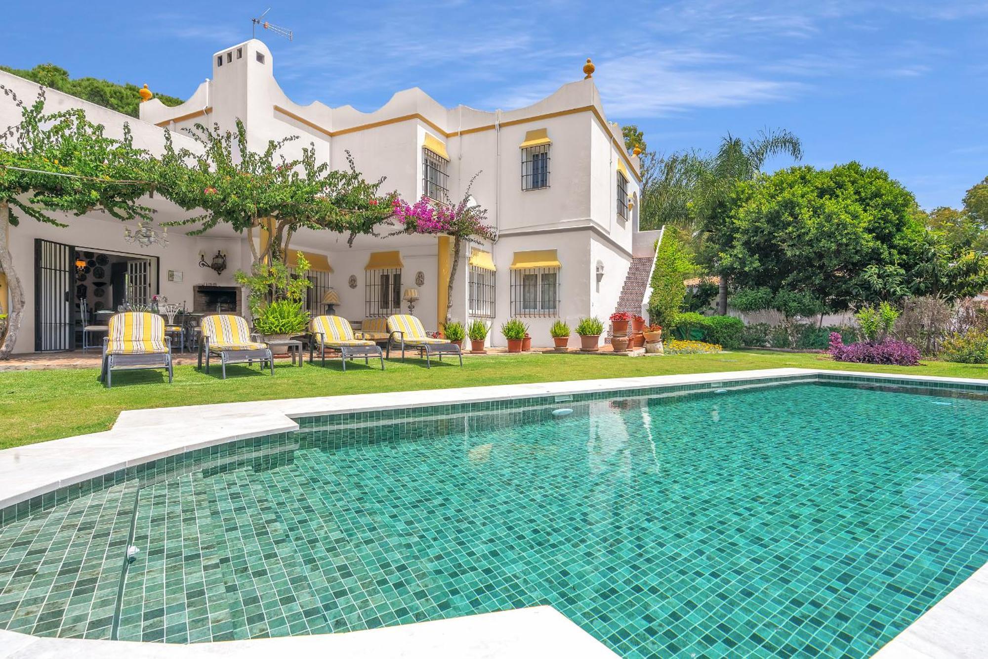 Arin - Beachside Family Villa Estepona