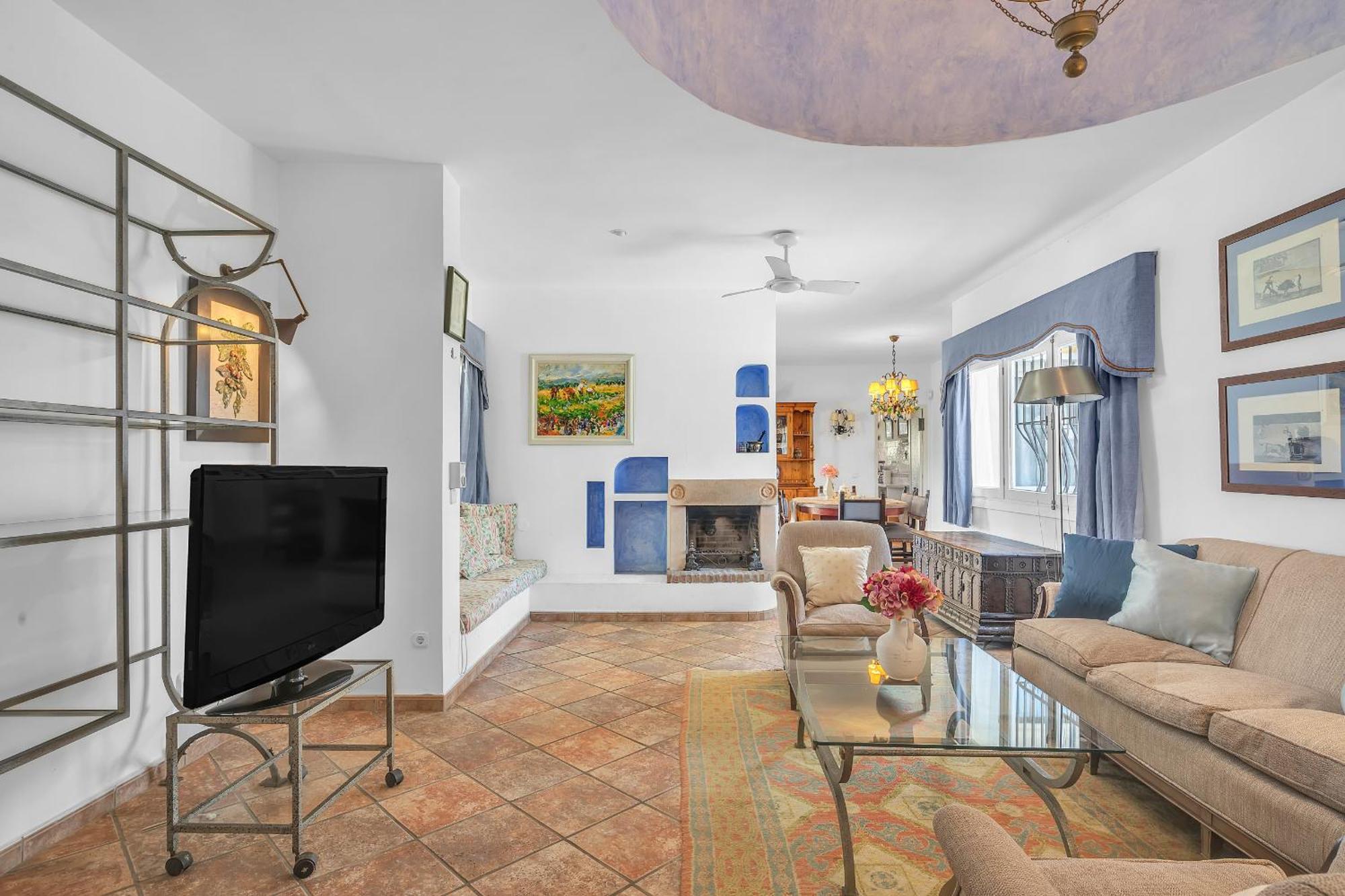 Arin - Beachside Family Villa Estepona