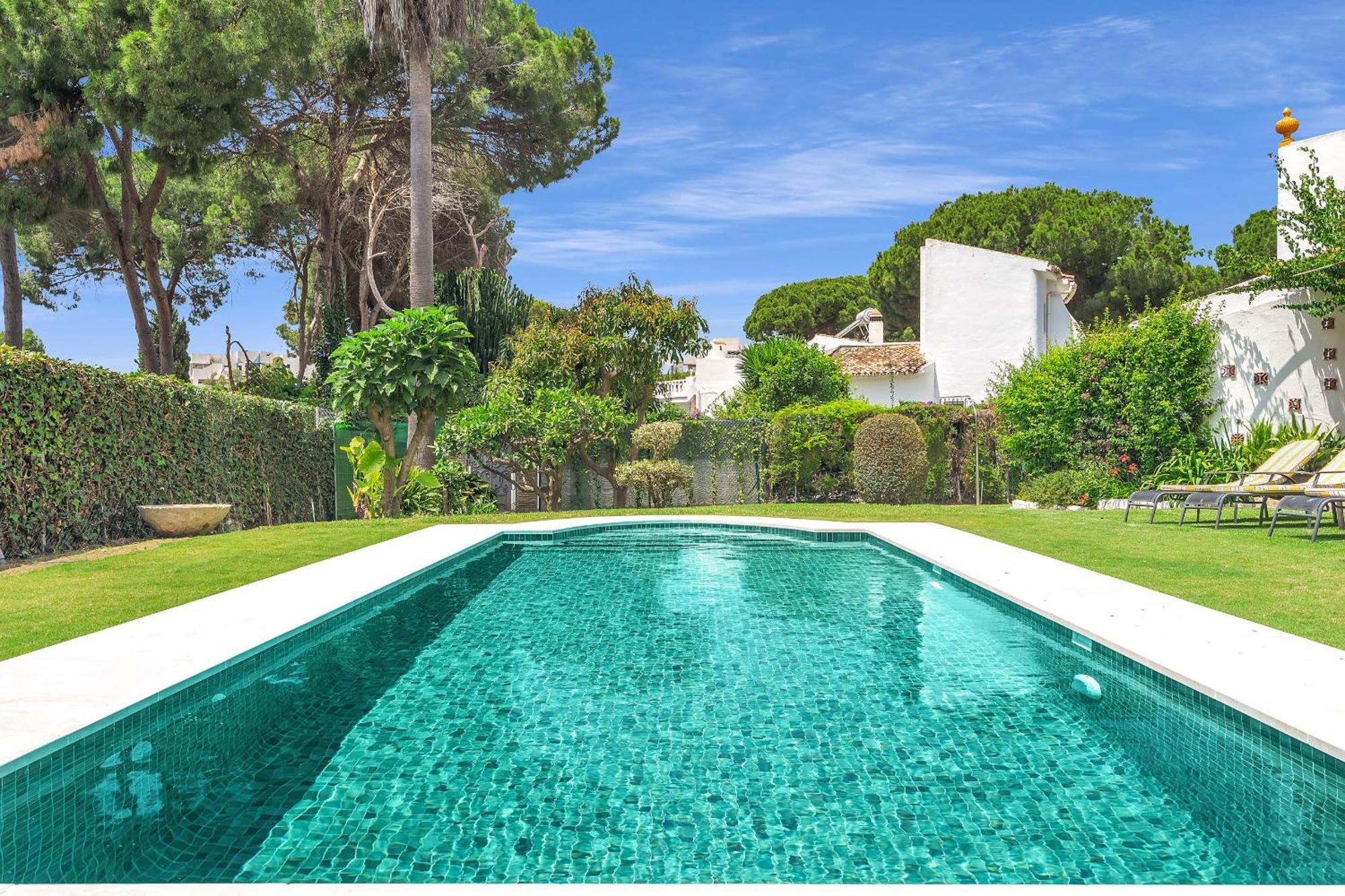 Villa Arin - Beachside Family Estepona