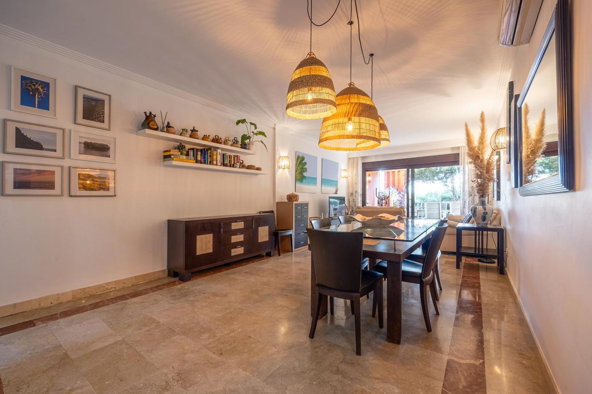 Bougainvillea Retreat, Espacioso Terraza & Parking Apartment Estepona