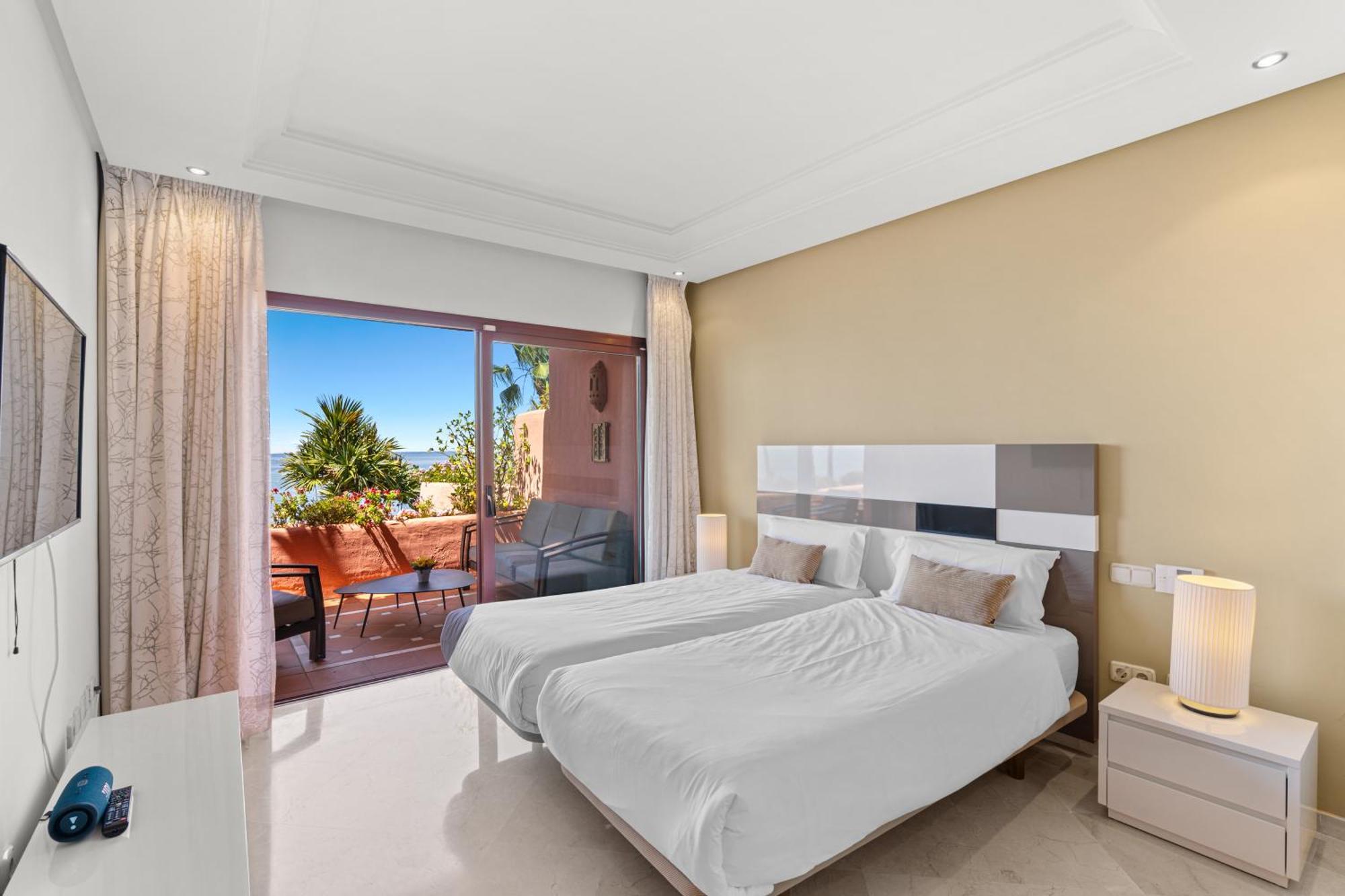 Apartment Golden Shore Seafront *