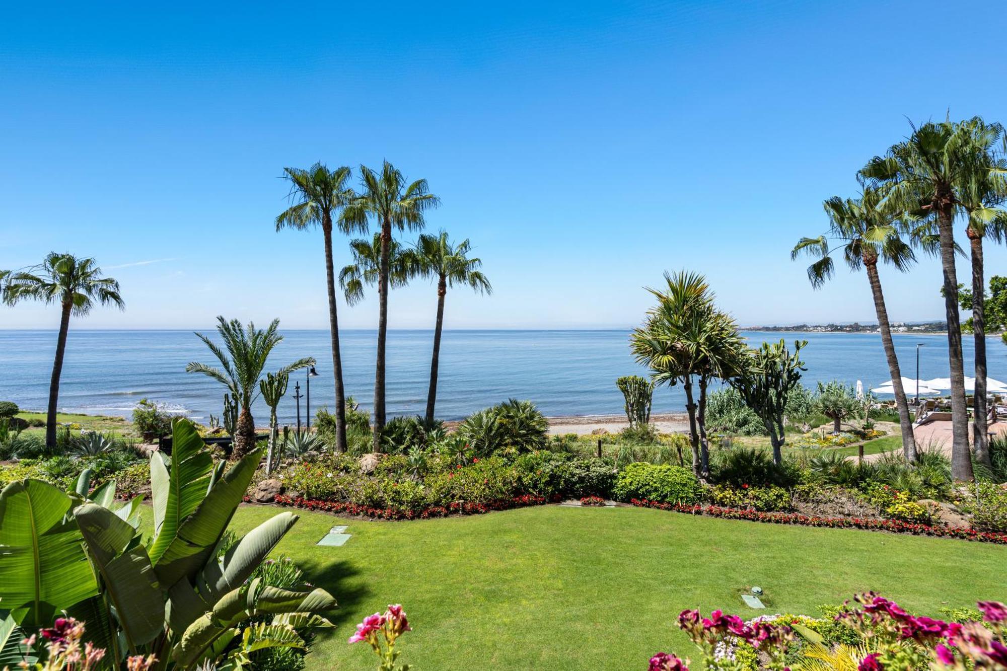 Apartment Golden Shore Seafront