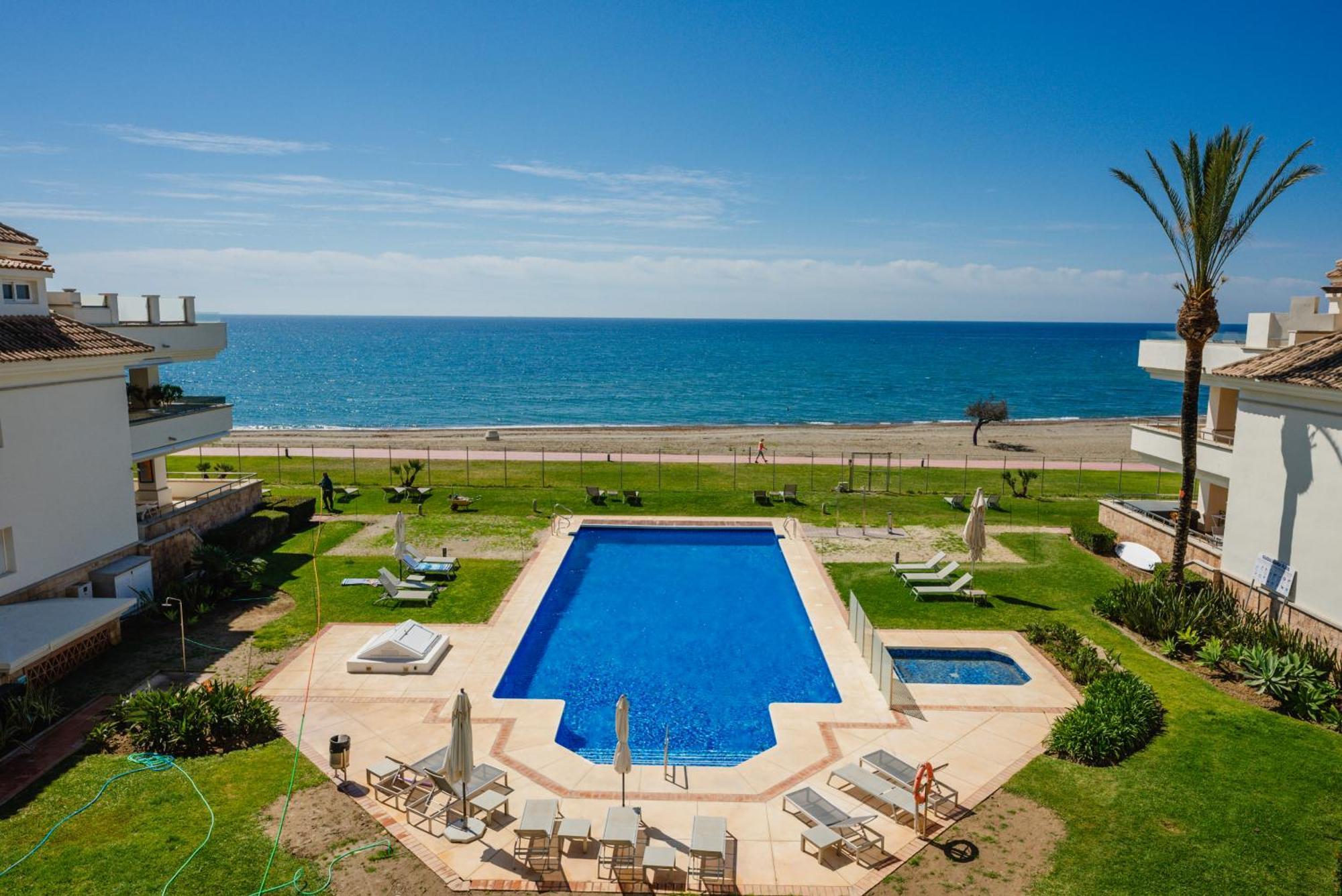Luxury Beachfront Penthouse Marbella - Heated Pool & Seaviews Estepona