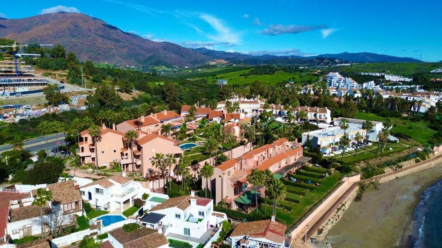 No1 - Beachfront Estepona, Close To Port, 2 Bedroom, 2 Bathroom, Sleeps 5 *