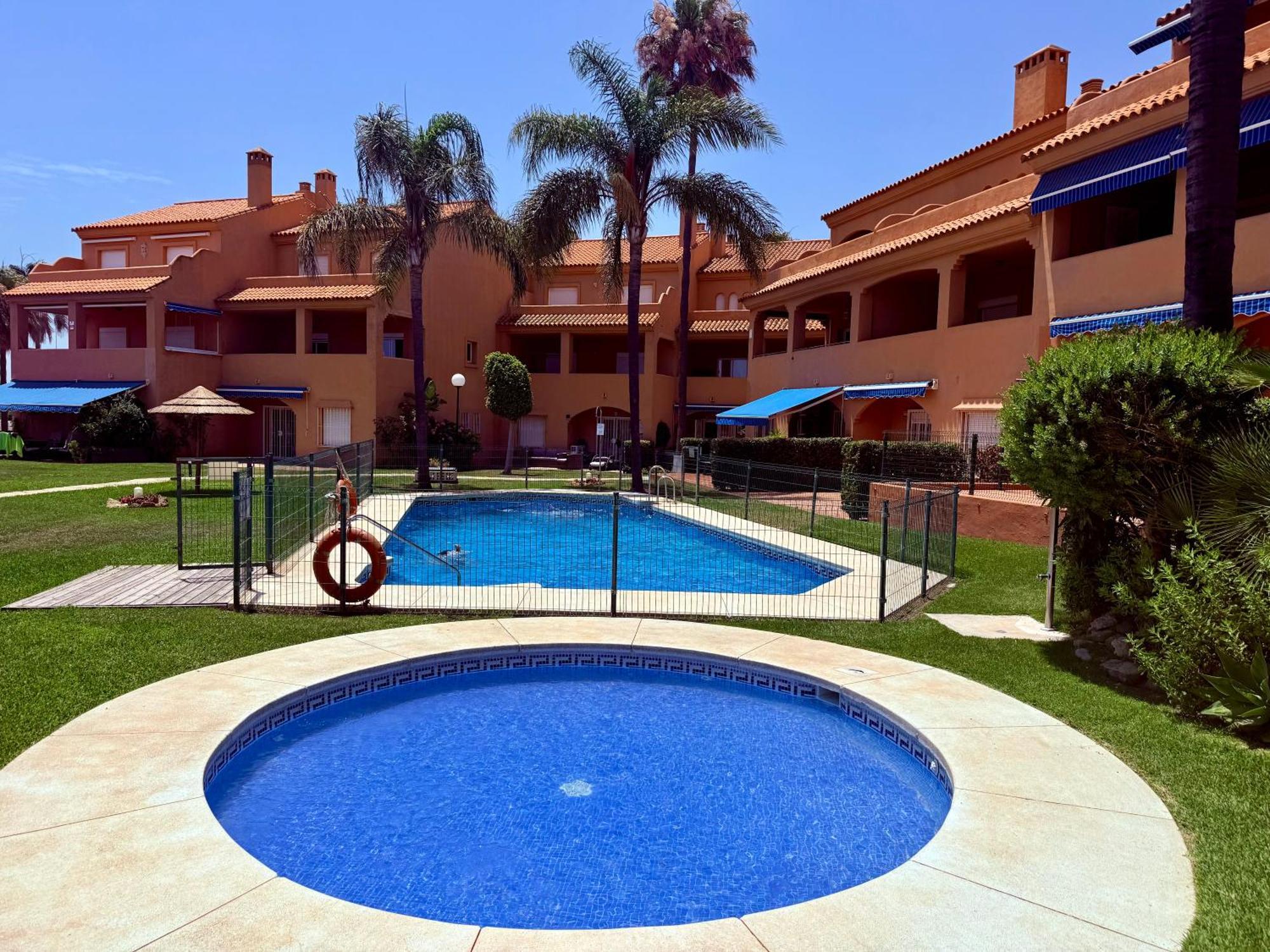 No1 - Beachfront Estepona, Close To Port, 2 Bedroom, 2 Bathroom, Sleeps 5 Apartamento