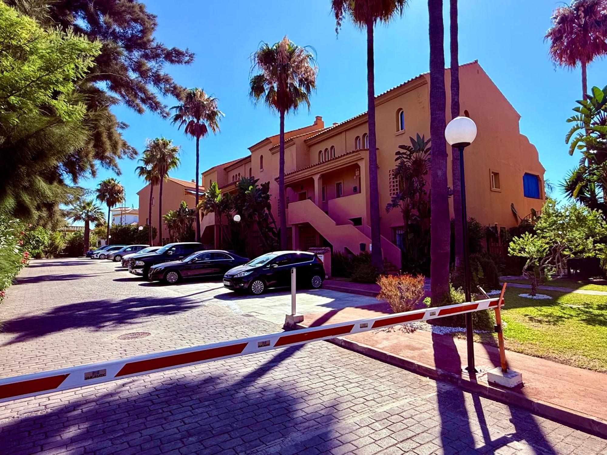 Apartamento No1 - Beachfront Estepona, Close To Port, 2 Bedroom, 2 Bathroom, Sleeps 5 *